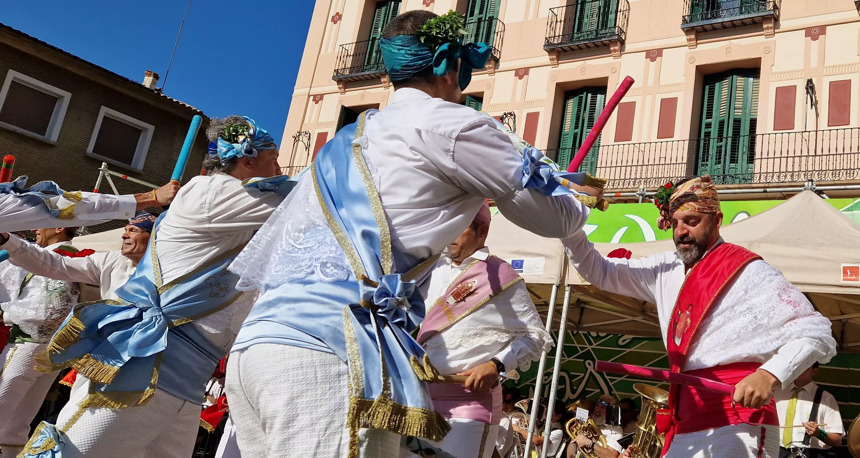 Los danzantes han actuado en la Fiesta del Comercio como es tradicional. Foto Myriam Martínez