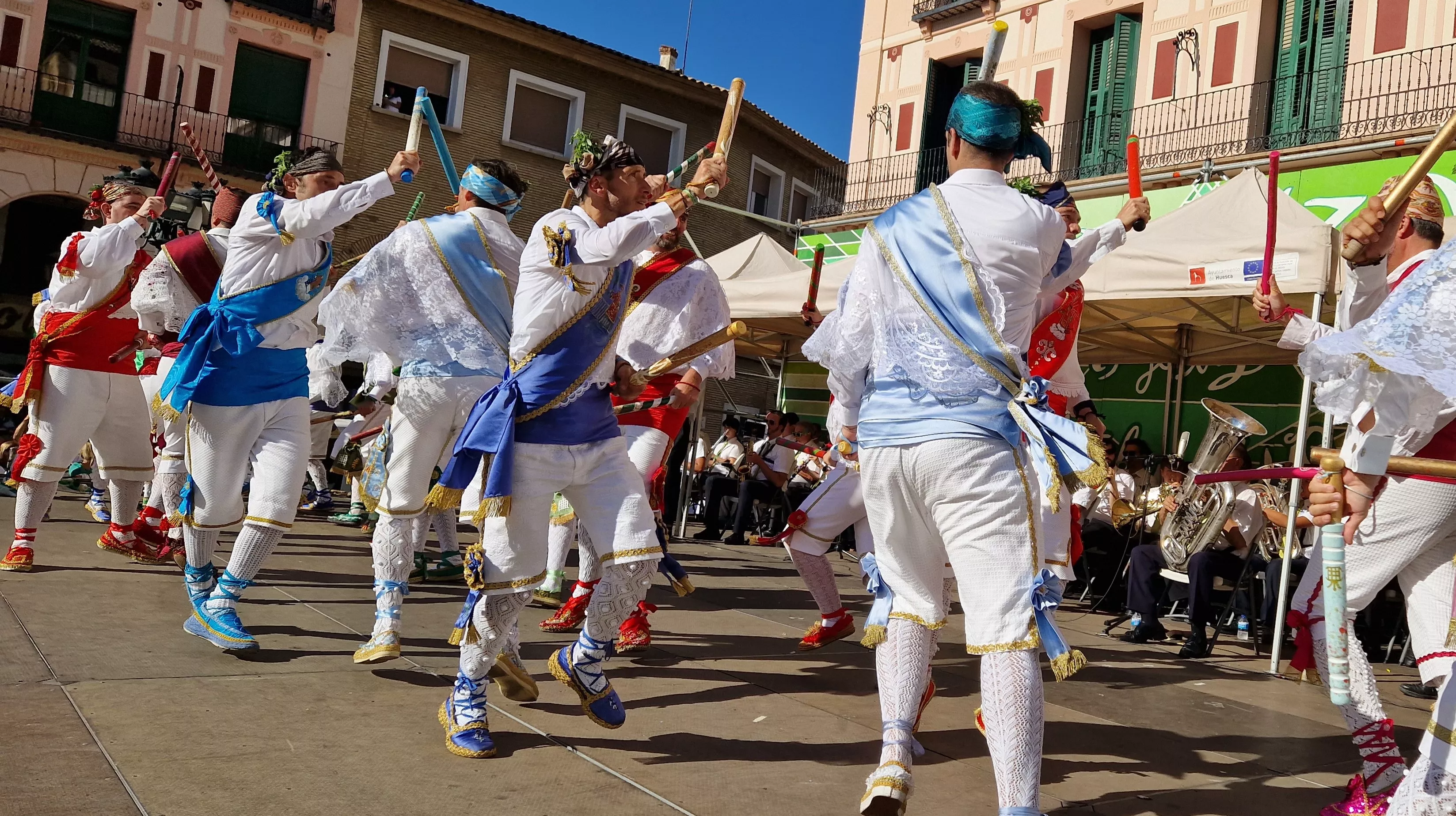 Los danzantes han actuado en la Fiesta del Comercio como es tradicional. Foto Myriam Martínez