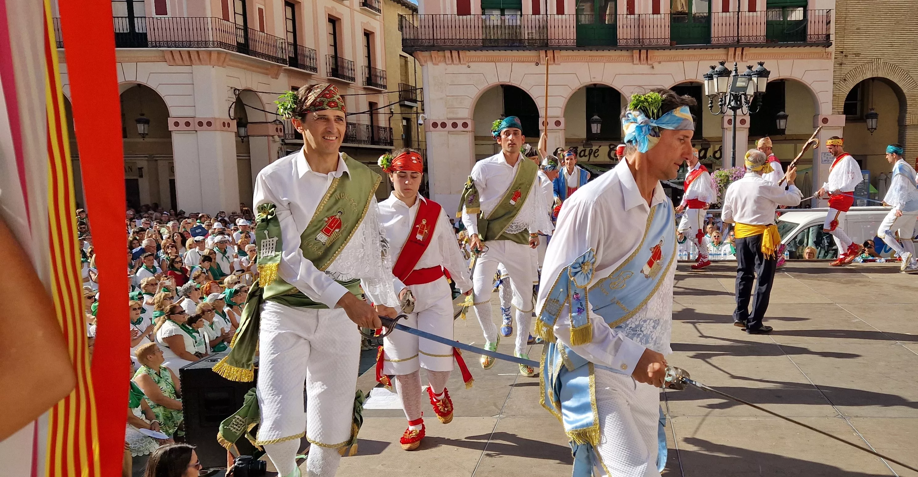 Los danzantes han actuado en la Fiesta del Comercio como es tradicional. Foto Myriam Martínez