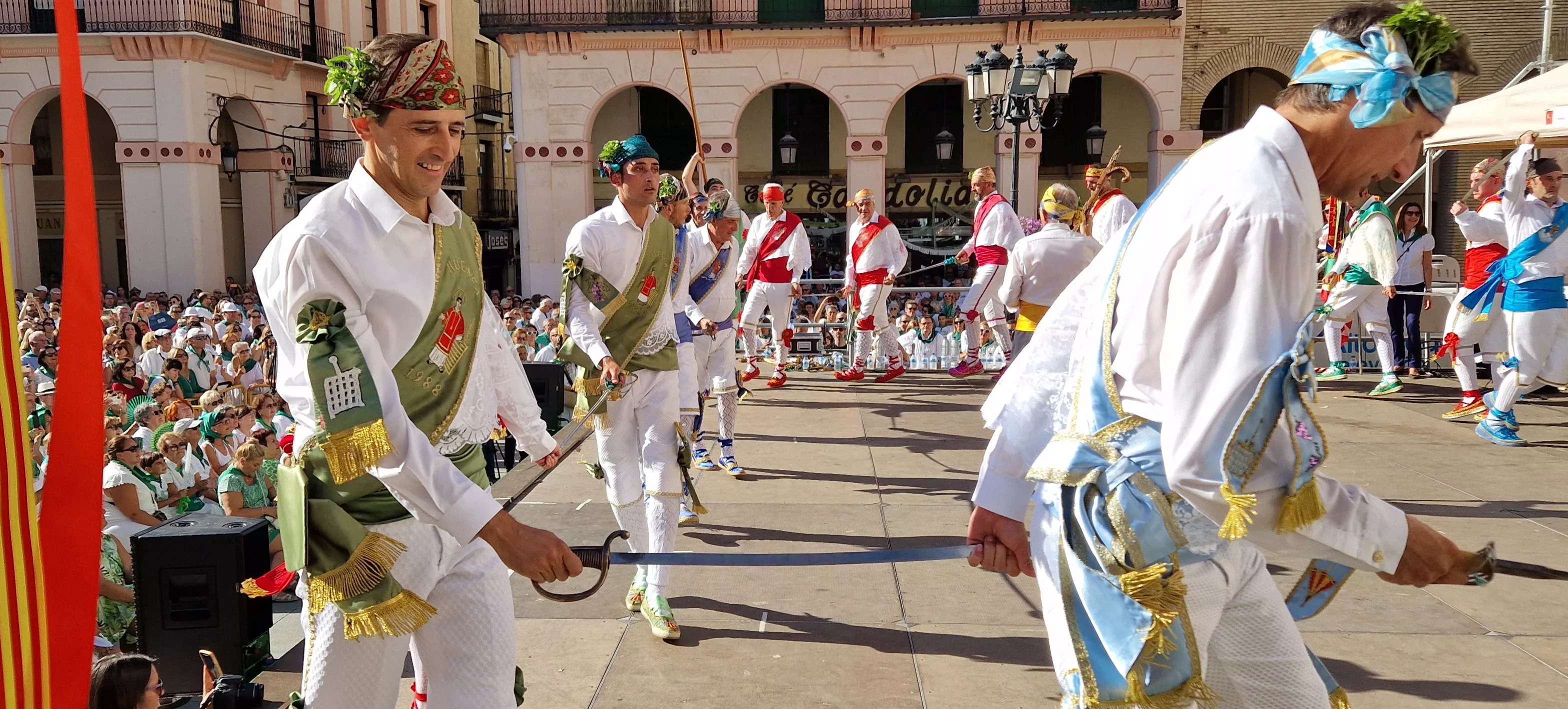Los danzantes han actuado en la Fiesta del Comercio como es tradicional. Foto Myriam Martínez