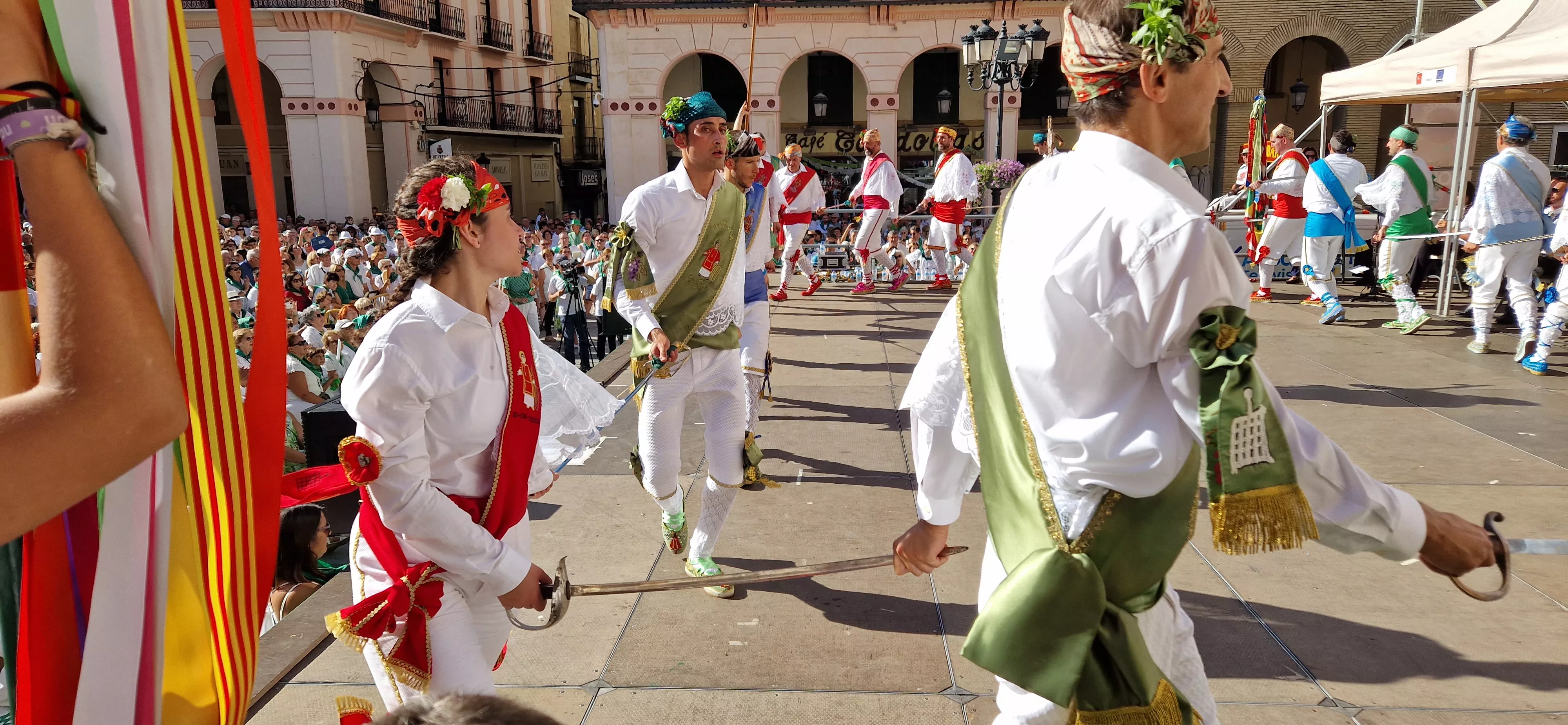 Los danzantes han actuado en la Fiesta del Comercio como es tradicional. Foto Myriam Martínez