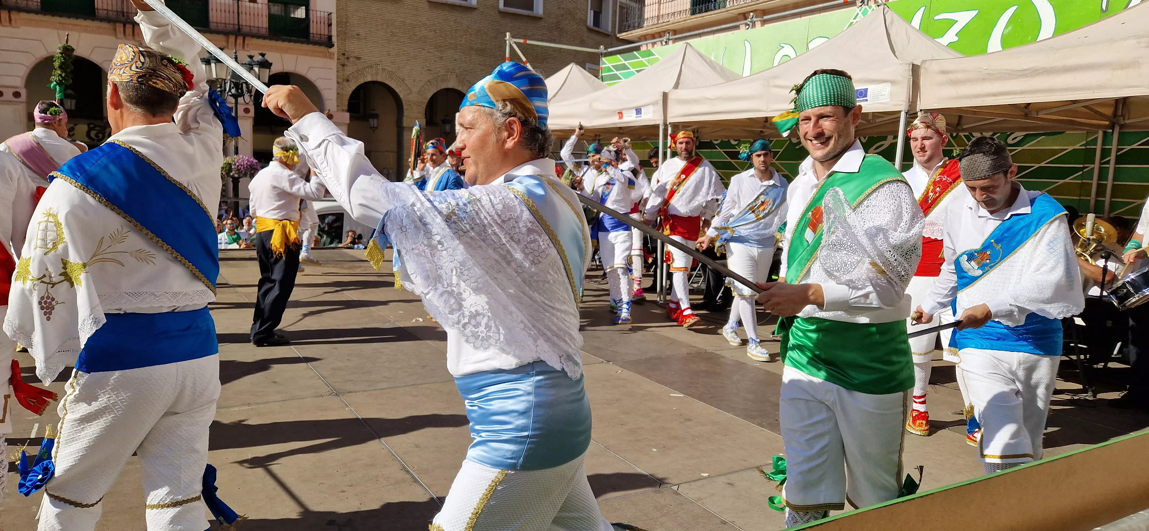 Los danzantes han actuado en la Fiesta del Comercio como es tradicional. Foto Myriam Martínez