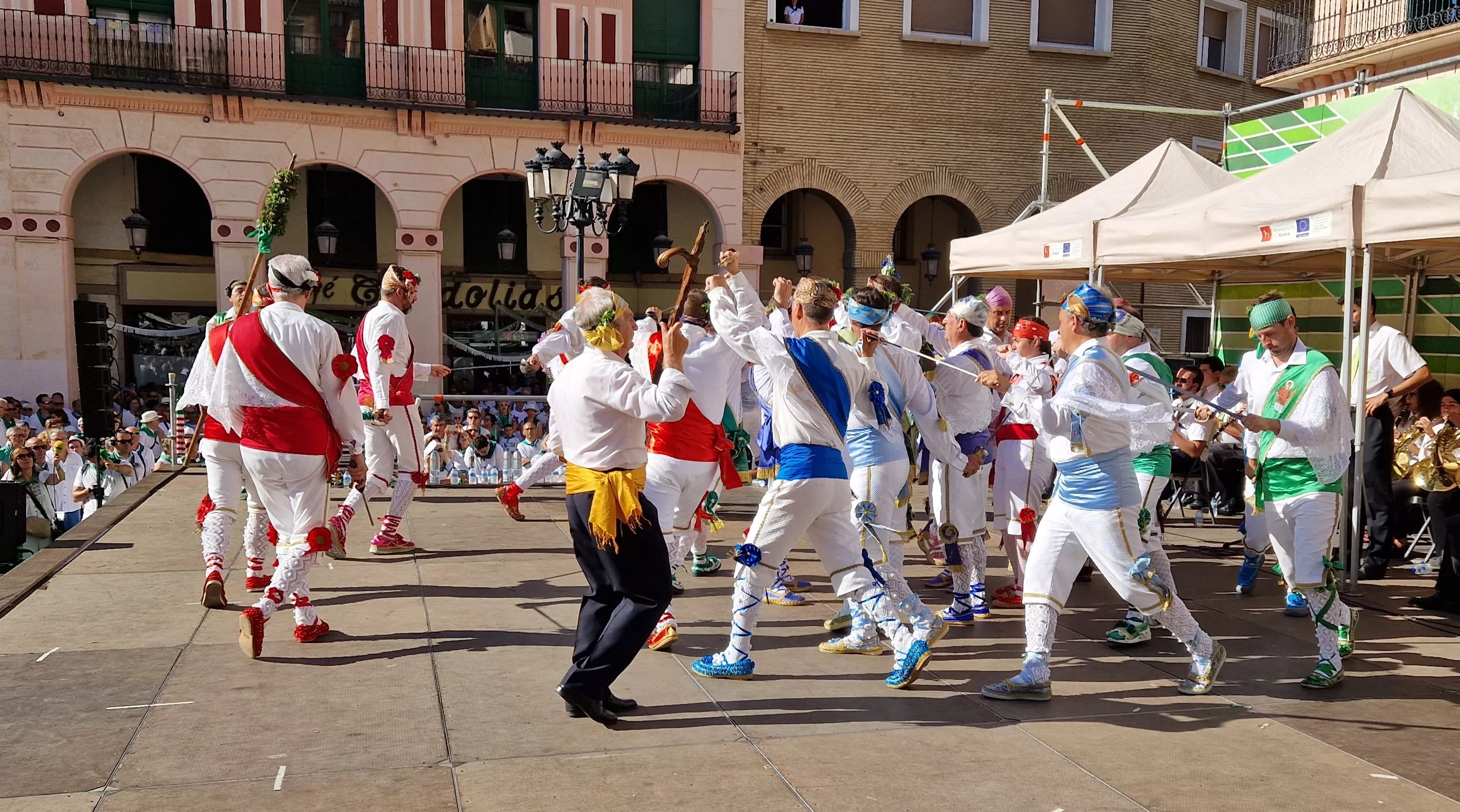 Los danzantes han actuado en la Fiesta del Comercio como es tradicional. Foto Myriam Martínez