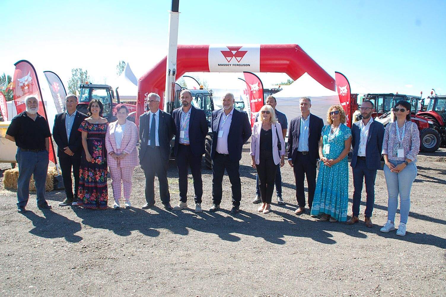 Autoridades en la zona de maquinaria de Femoga.