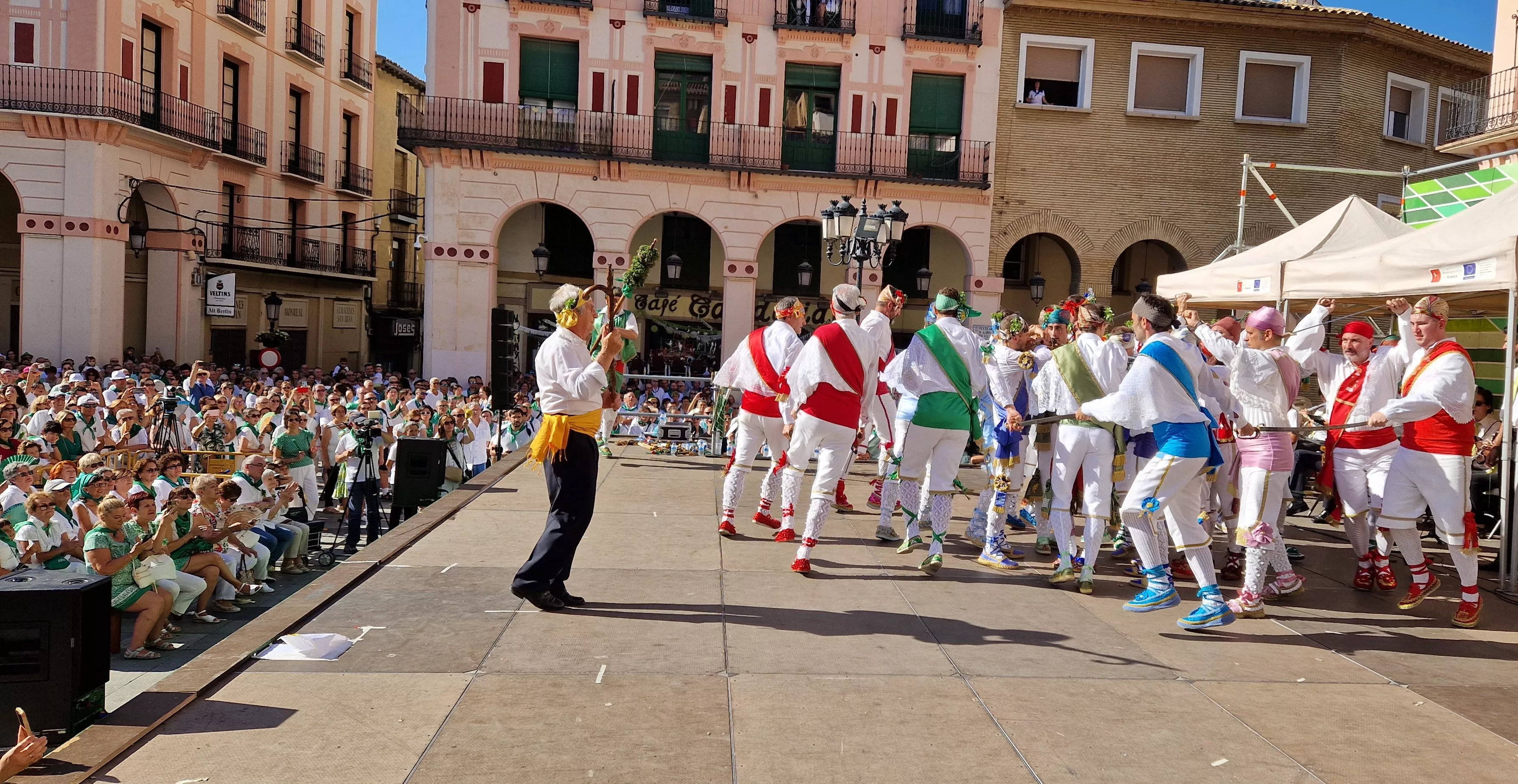 Los danzantes han actuado en la Fiesta del Comercio como es tradicional. Foto Myriam Martínez