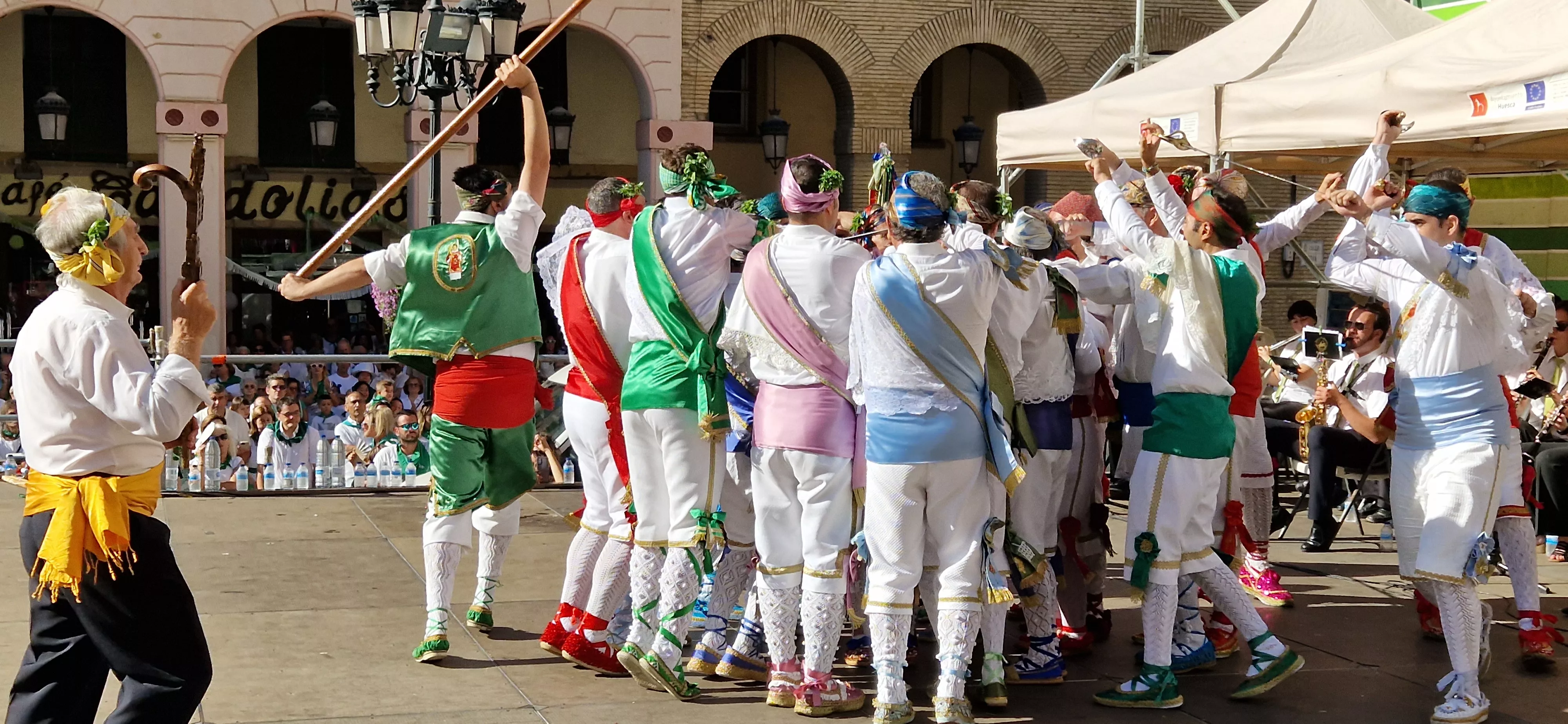 Los danzantes han actuado en la Fiesta del Comercio como es tradicional. Foto Myriam Martínez