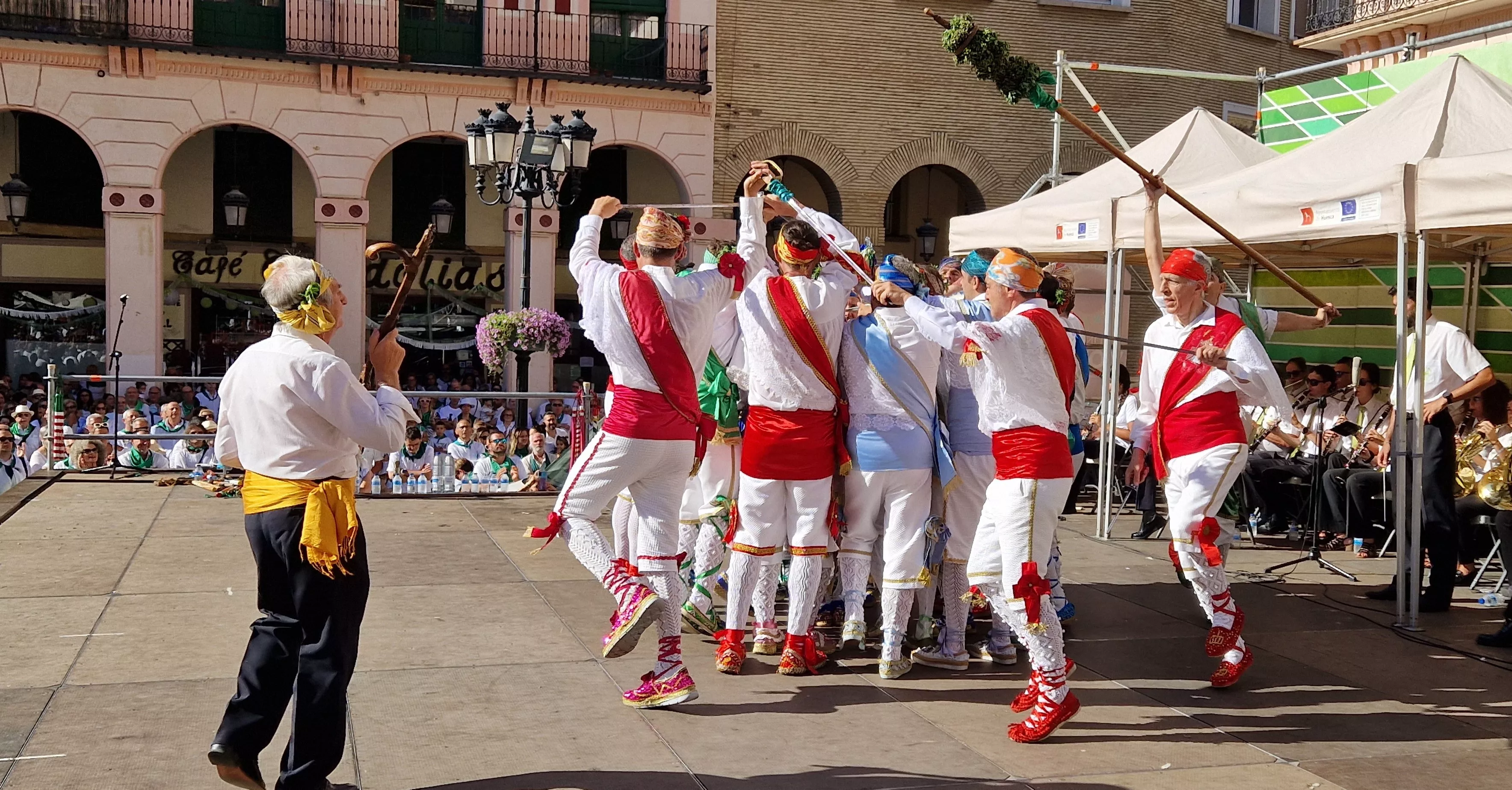 Los danzantes han actuado en la Fiesta del Comercio como es tradicional. Foto Myriam Martínez