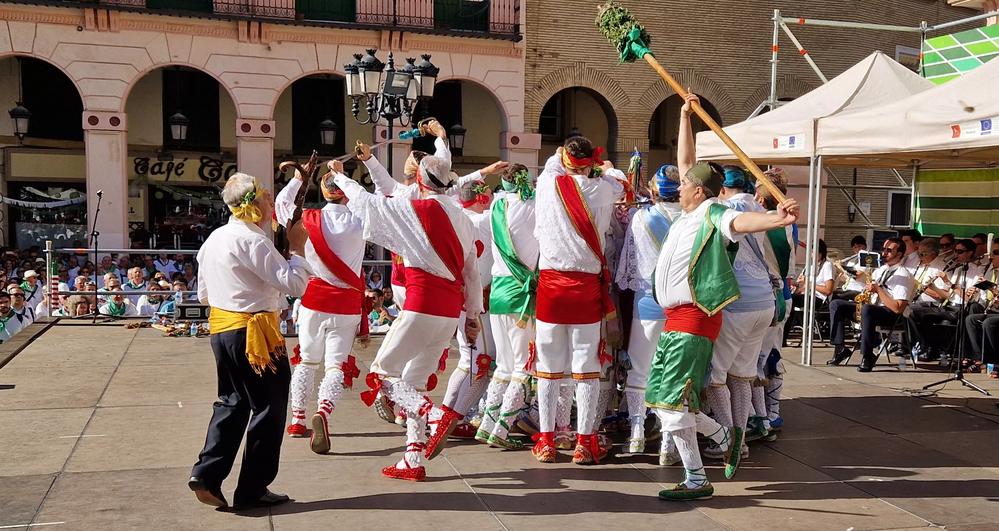 Los danzantes han actuado en la Fiesta del Comercio como es tradicional. Foto Myriam Martínez