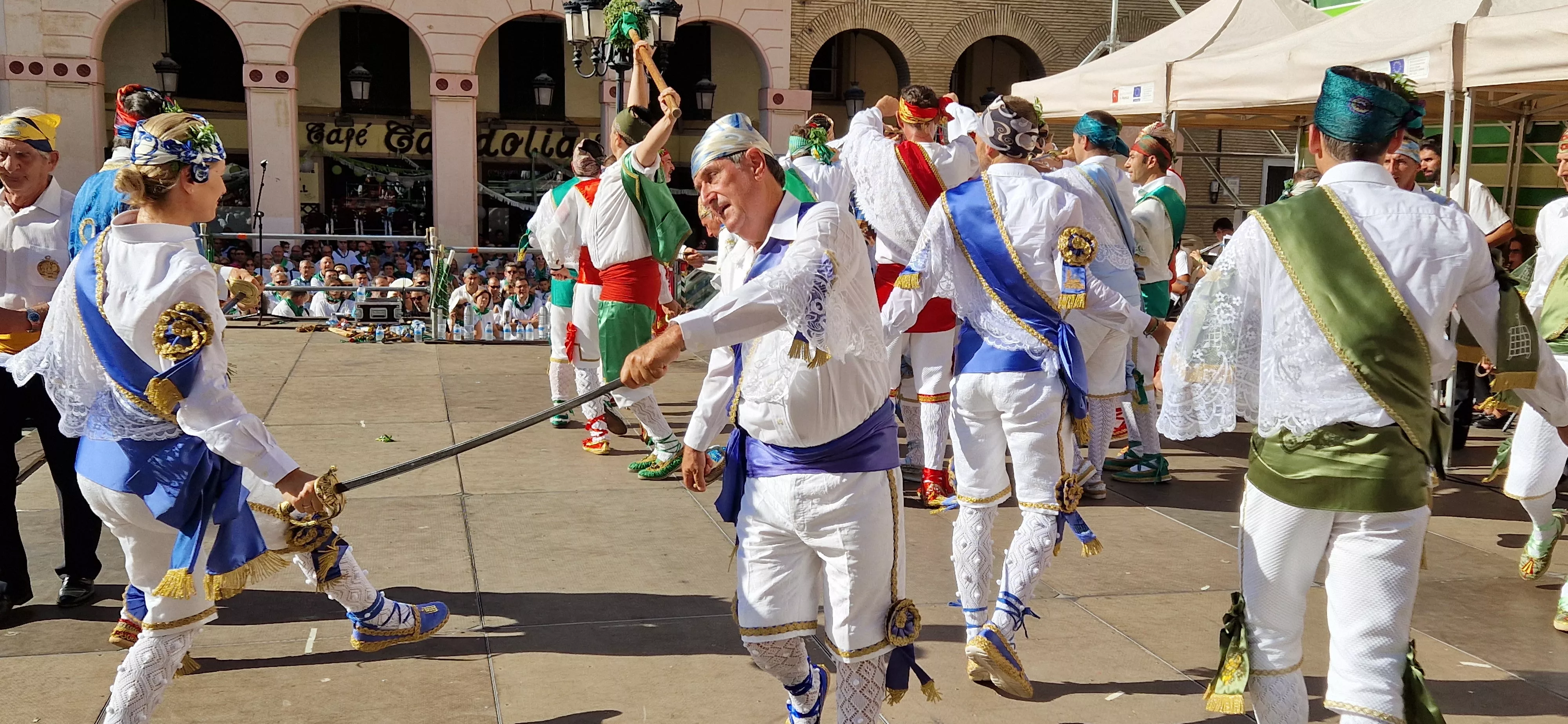 Los danzantes han actuado en la Fiesta del Comercio como es tradicional. Foto Myriam Martínez