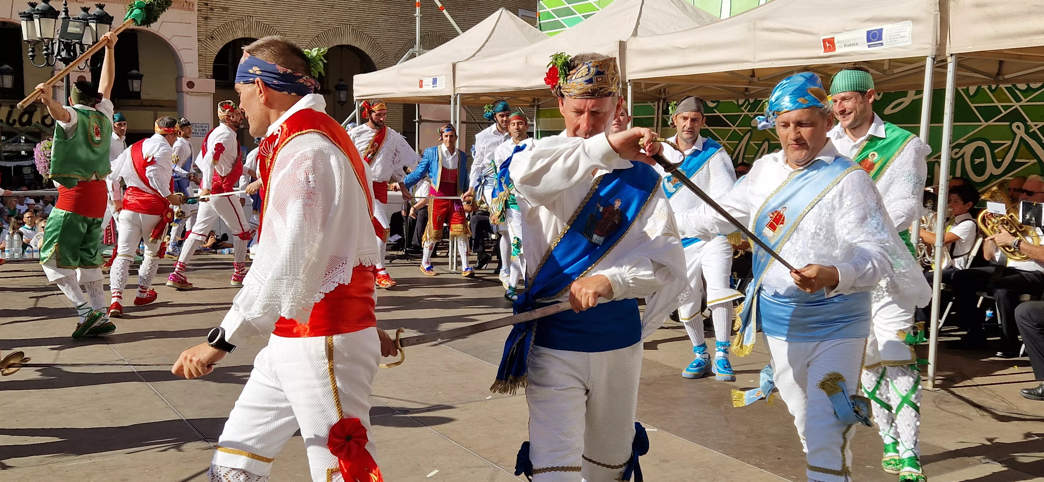 Los danzantes han actuado en la Fiesta del Comercio como es tradicional. Foto Myriam Martínez