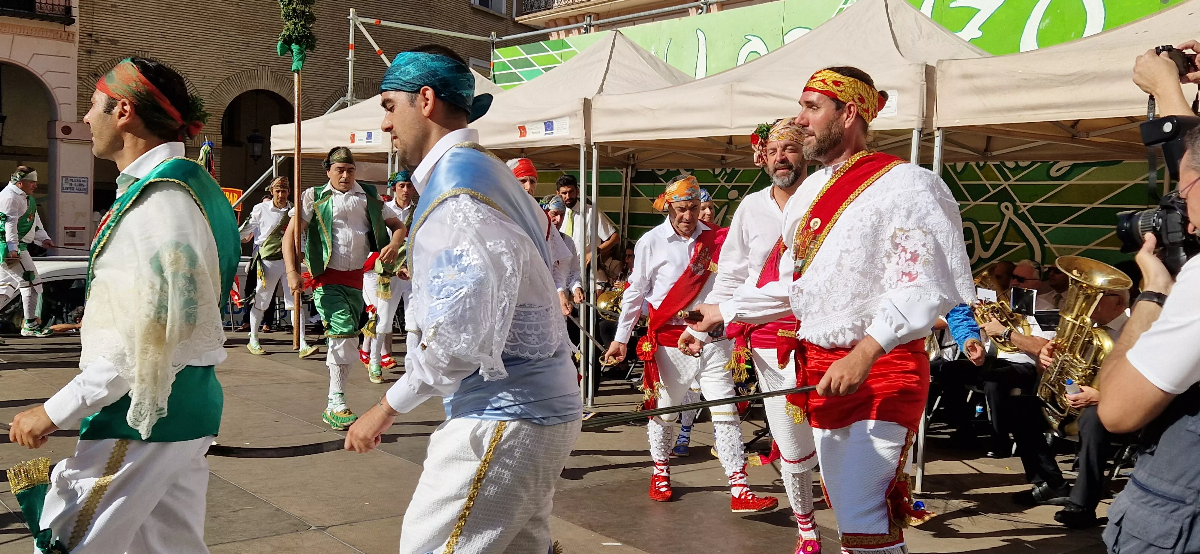 Los danzantes han actuado en la Fiesta del Comercio como es tradicional. Foto Myriam Martínez