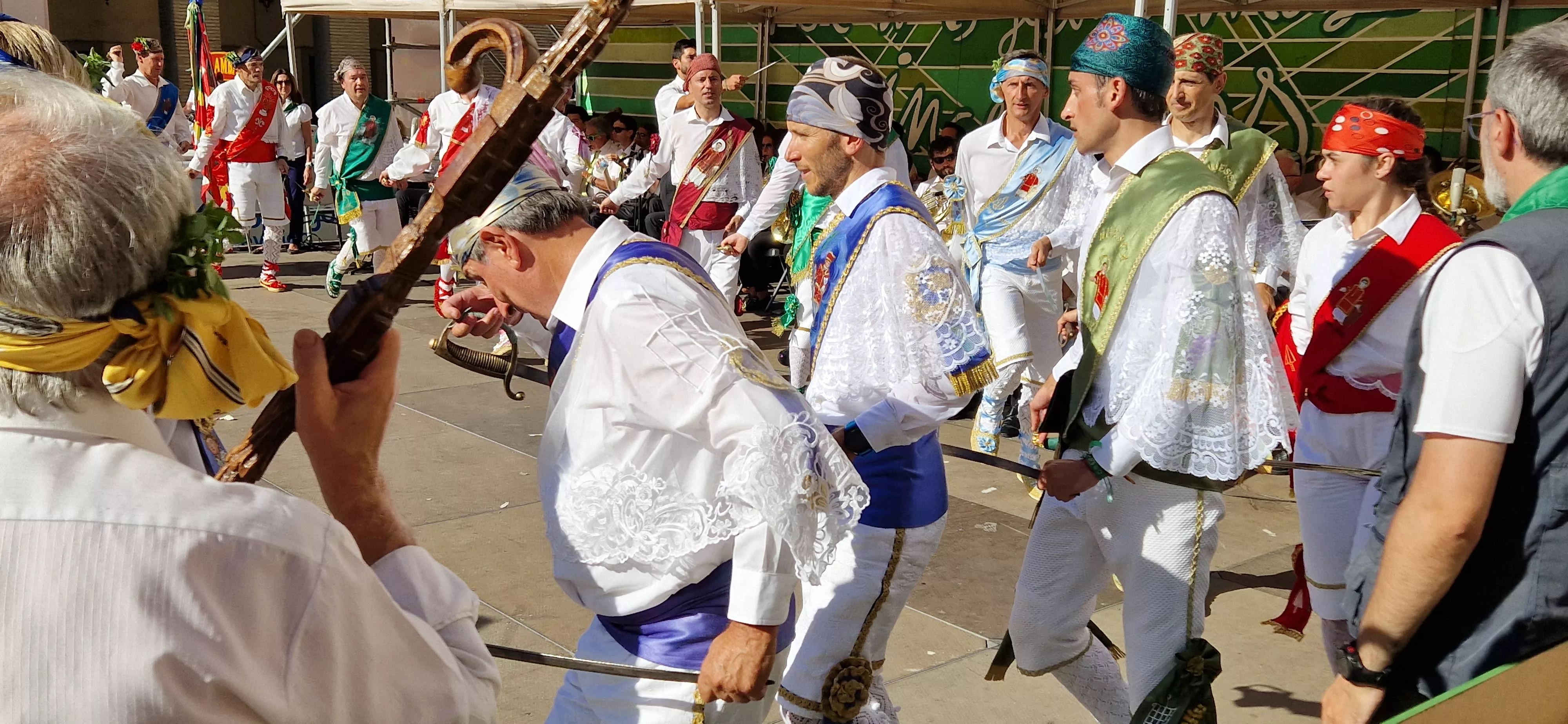 Los danzantes han actuado en la Fiesta del Comercio como es tradicional. Foto Myriam Martínez