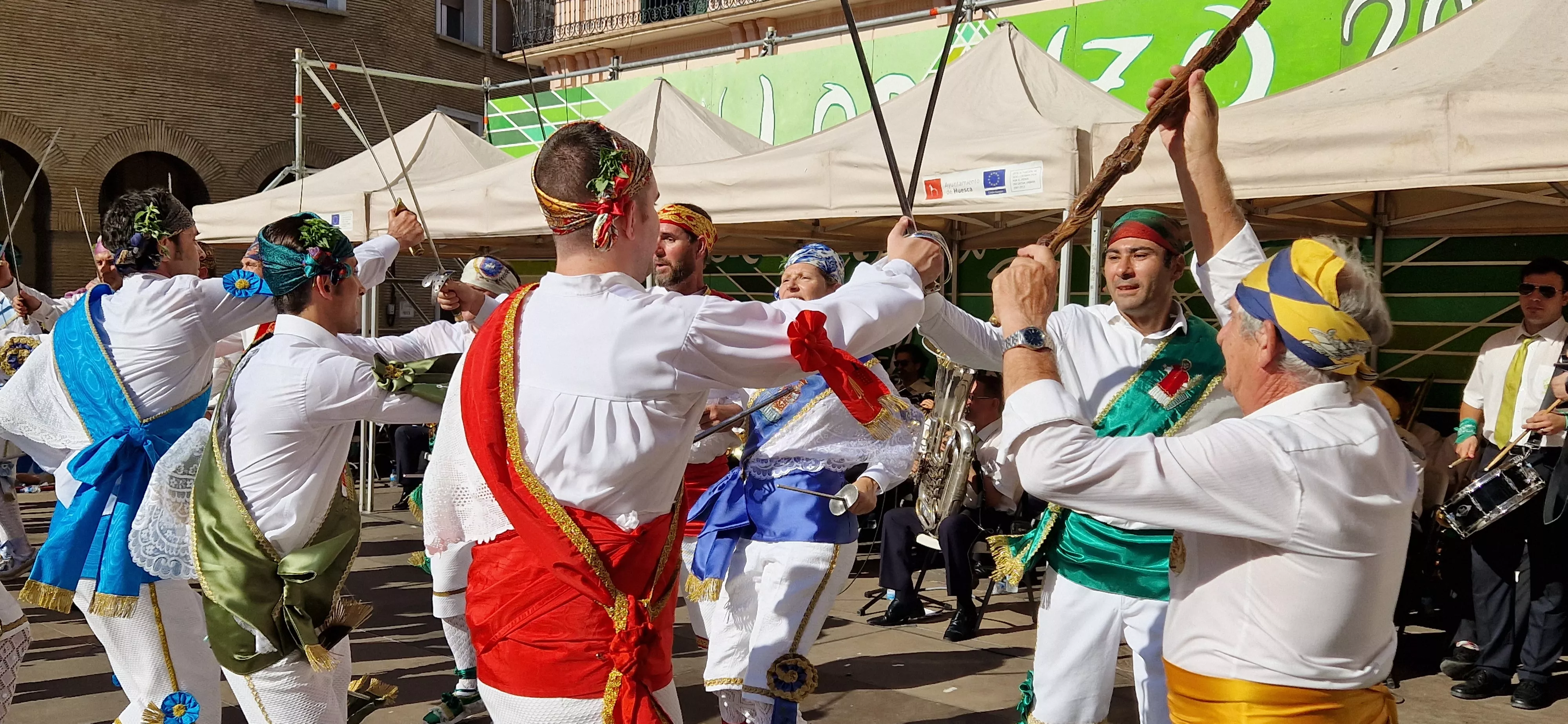 Los danzantes han actuado en la Fiesta del Comercio como es tradicional. Foto Myriam Martínez