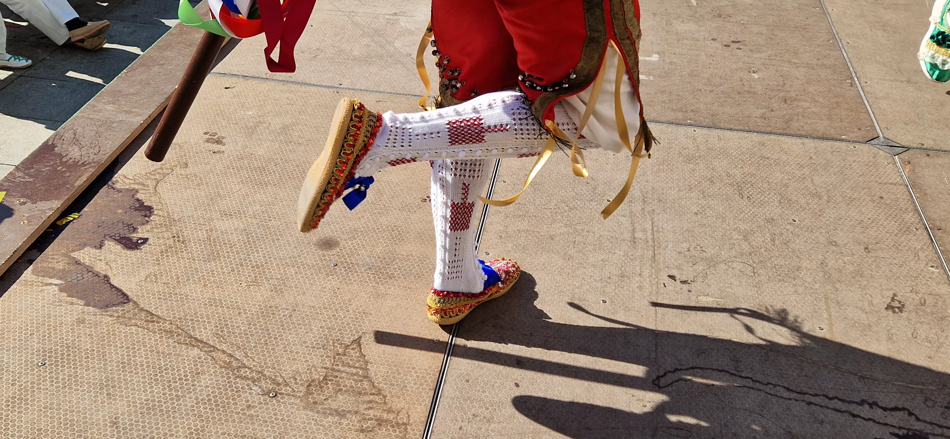 Los danzantes han actuado en la Fiesta del Comercio como es tradicional. Foto Myriam Martínez