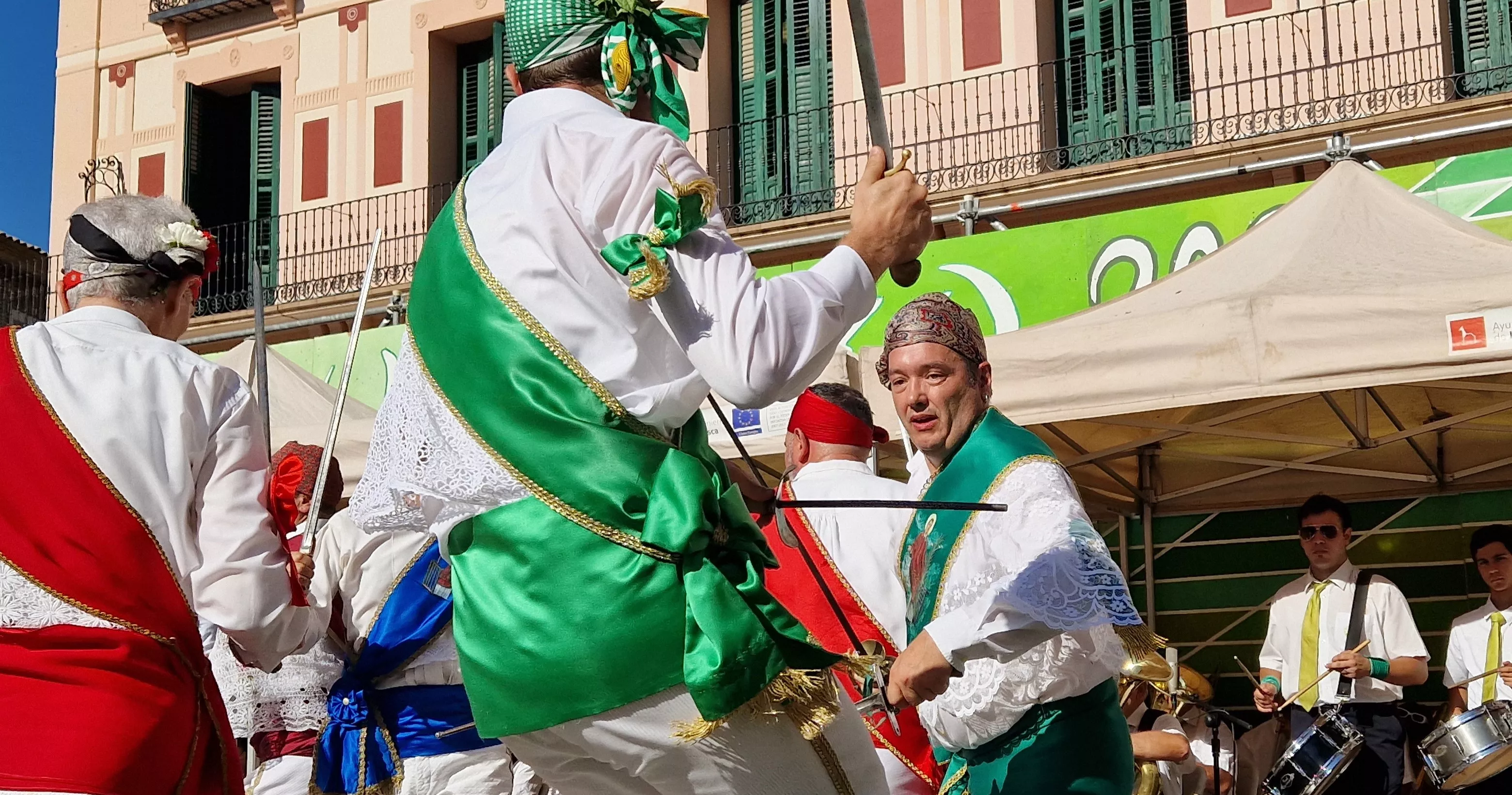 Los danzantes han actuado en la Fiesta del Comercio como es tradicional. Foto Myriam Martínez