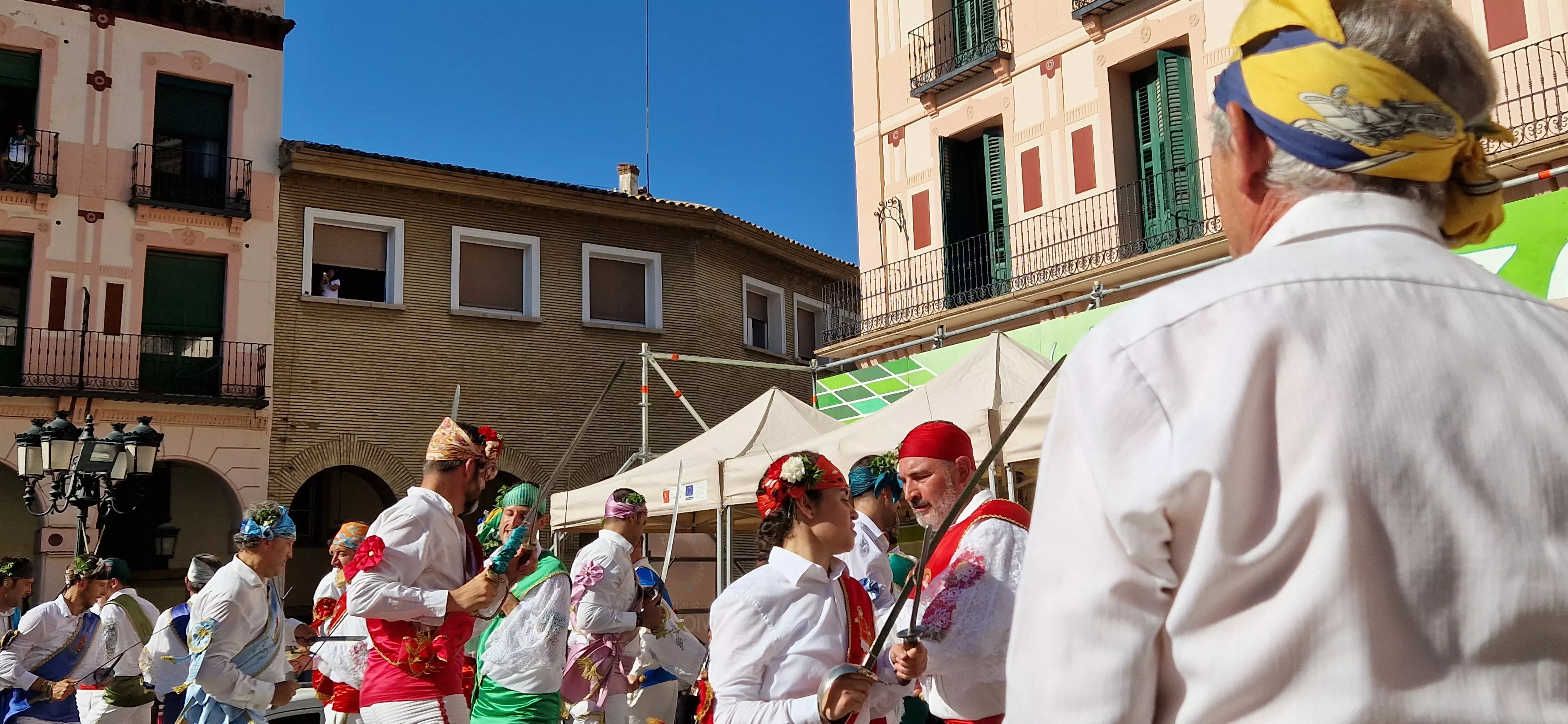 Los danzantes han actuado en la Fiesta del Comercio como es tradicional. Foto Myriam Martínez