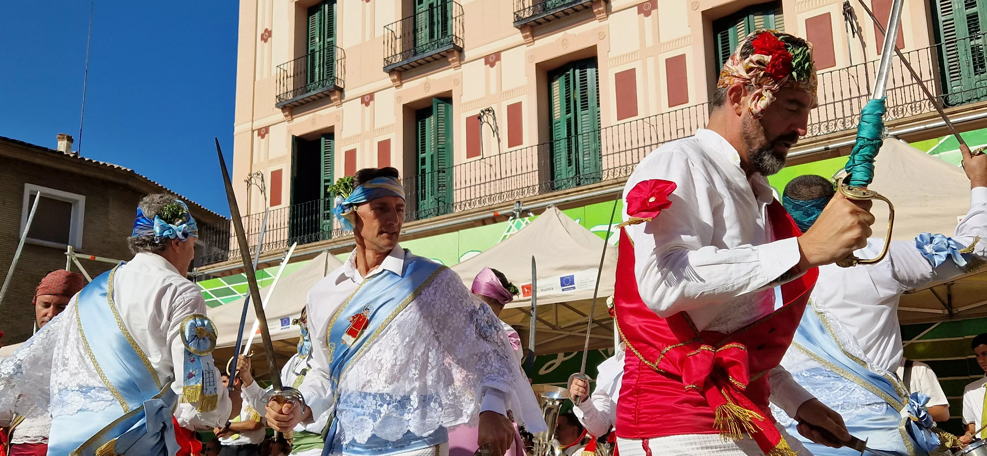 Los danzantes han actuado en la Fiesta del Comercio como es tradicional. Foto Myriam Martínez