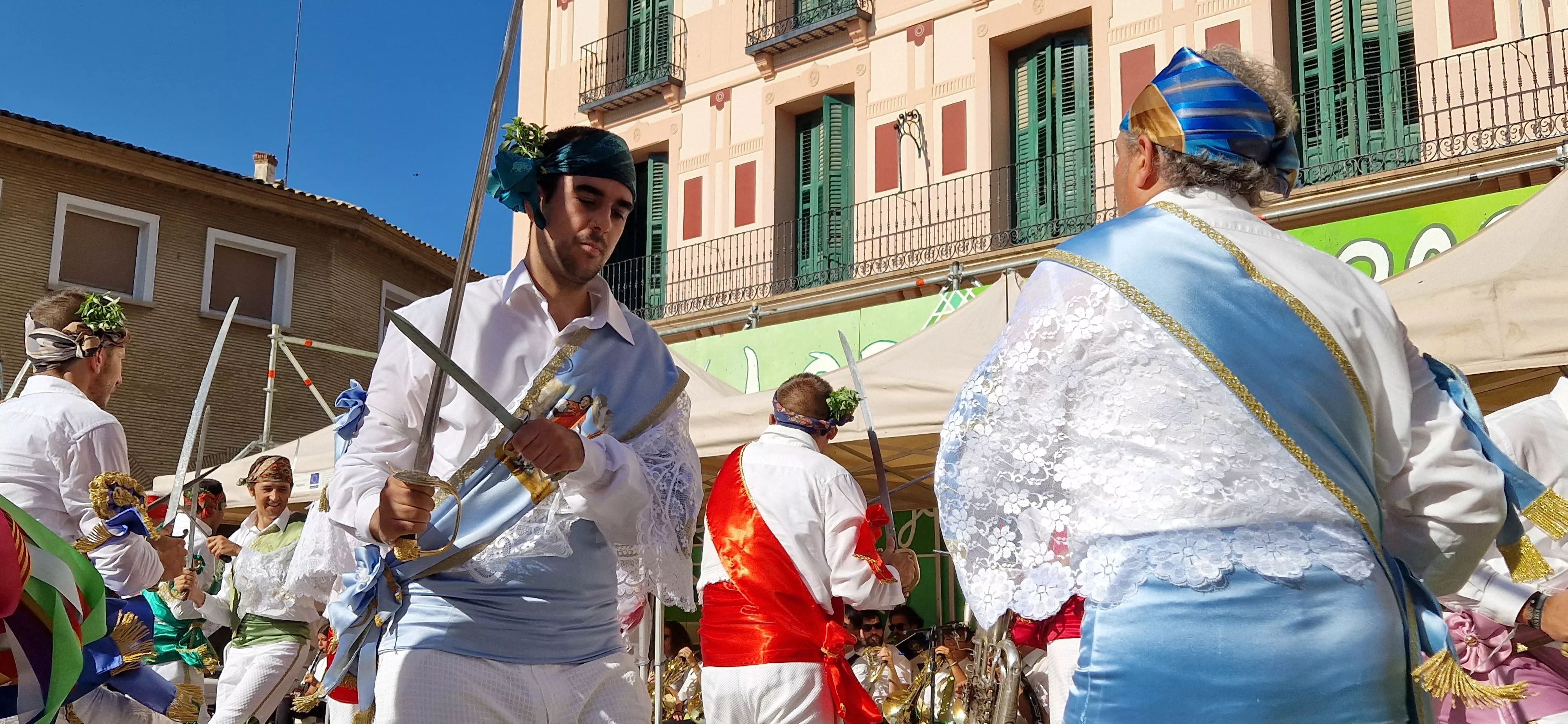 Los danzantes han actuado en la Fiesta del Comercio como es tradicional. Foto Myriam Martínez