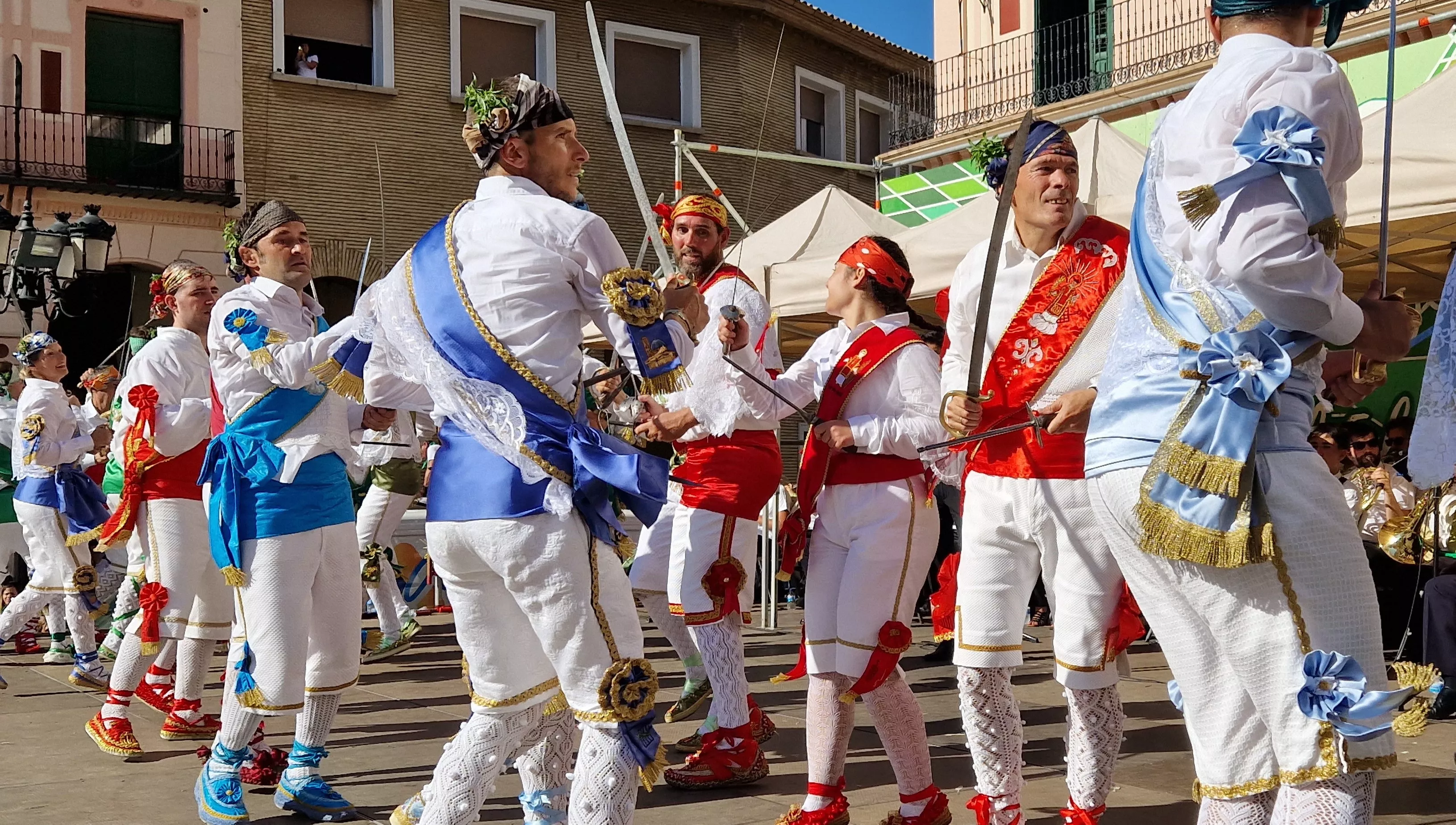 Los danzantes han actuado en la Fiesta del Comercio como es tradicional. Foto Myriam Martínez
