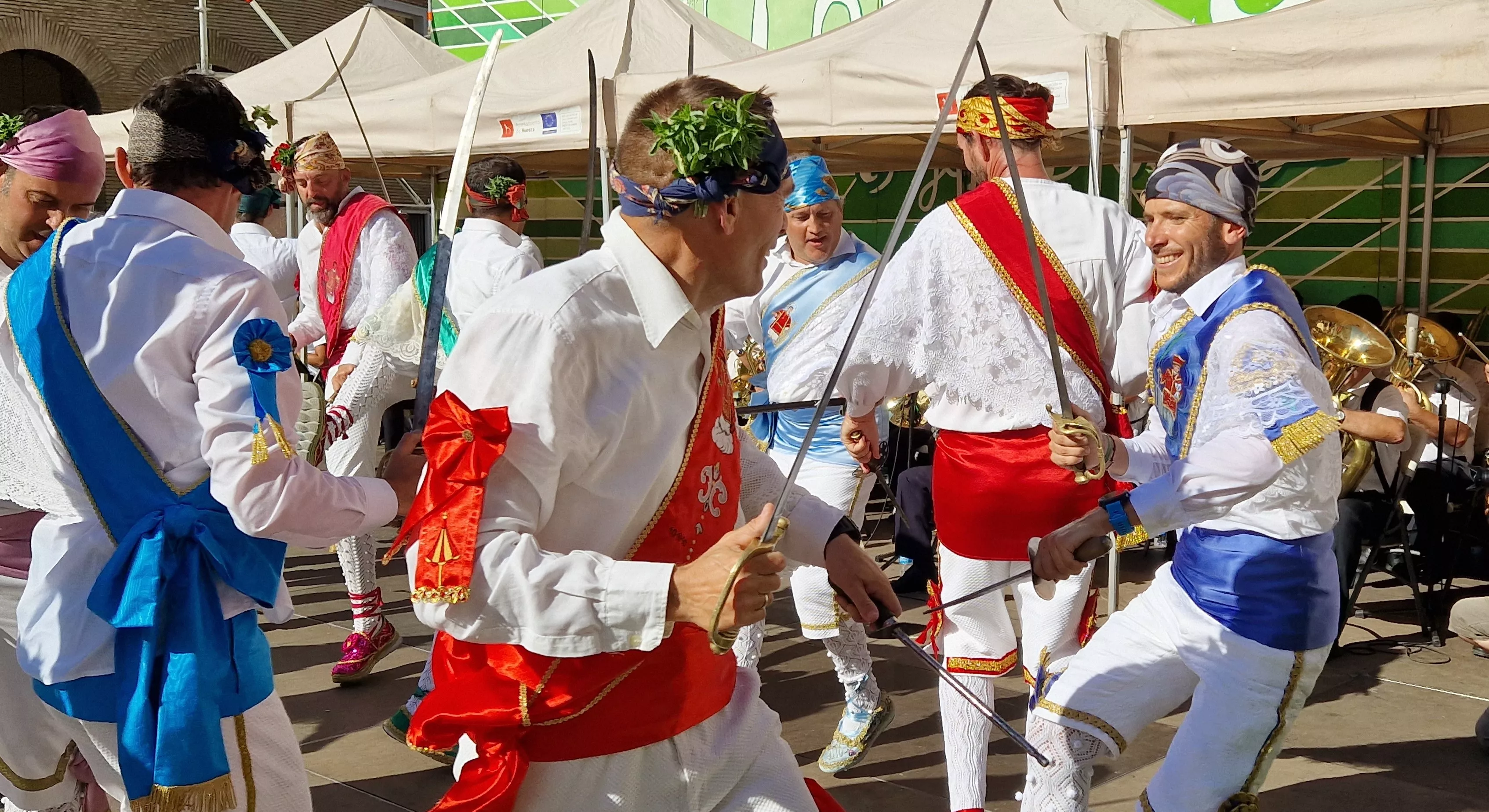 Los danzantes han actuado en la Fiesta del Comercio como es tradicional. Foto Myriam Martínez