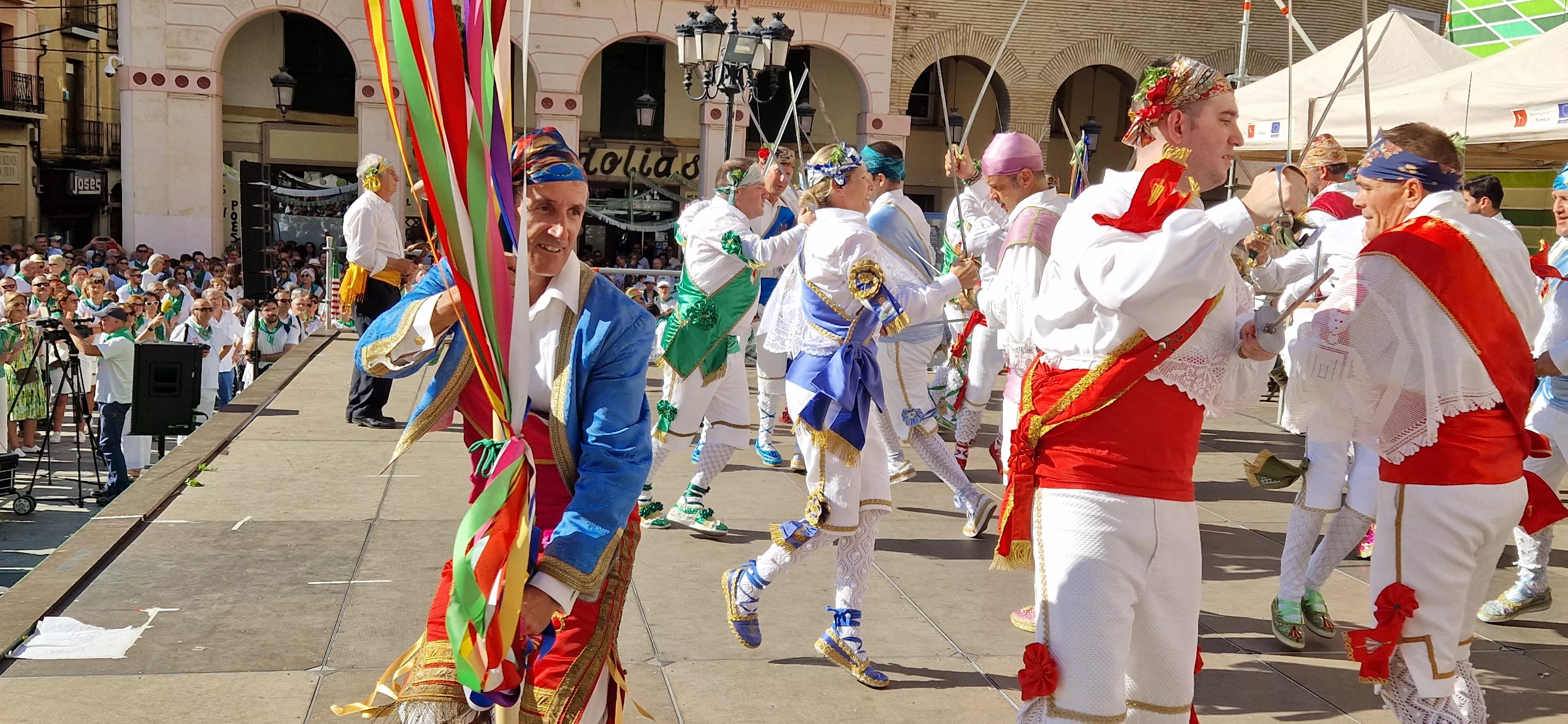 Los danzantes han actuado en la Fiesta del Comercio como es tradicional. Foto Myriam Martínez
