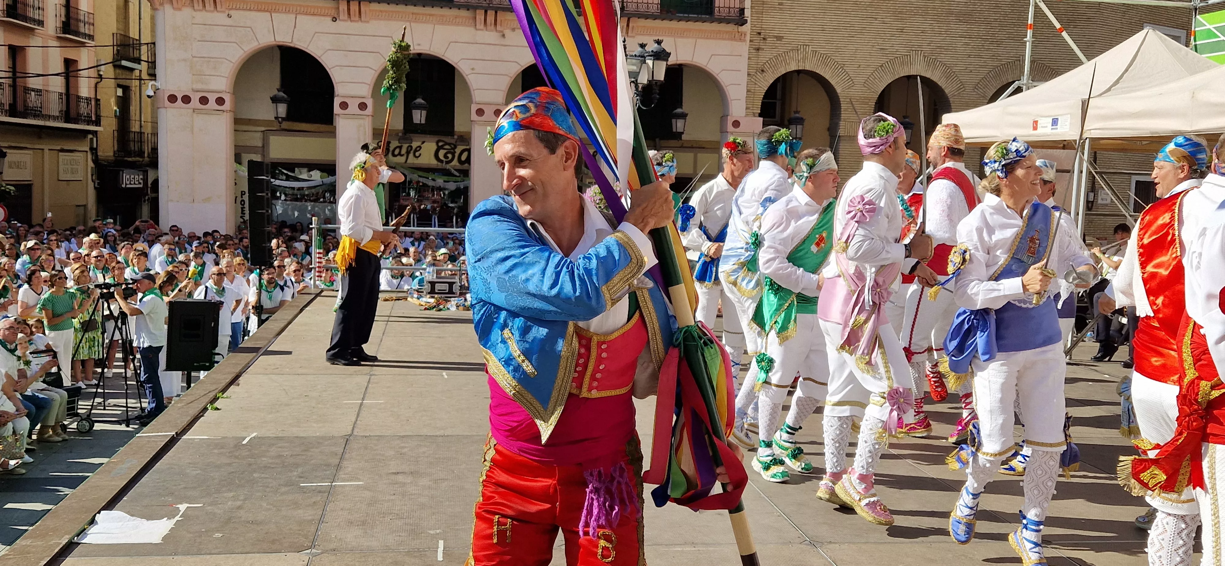 Los danzantes han actuado en la Fiesta del Comercio como es tradicional. Foto Myriam Martínez