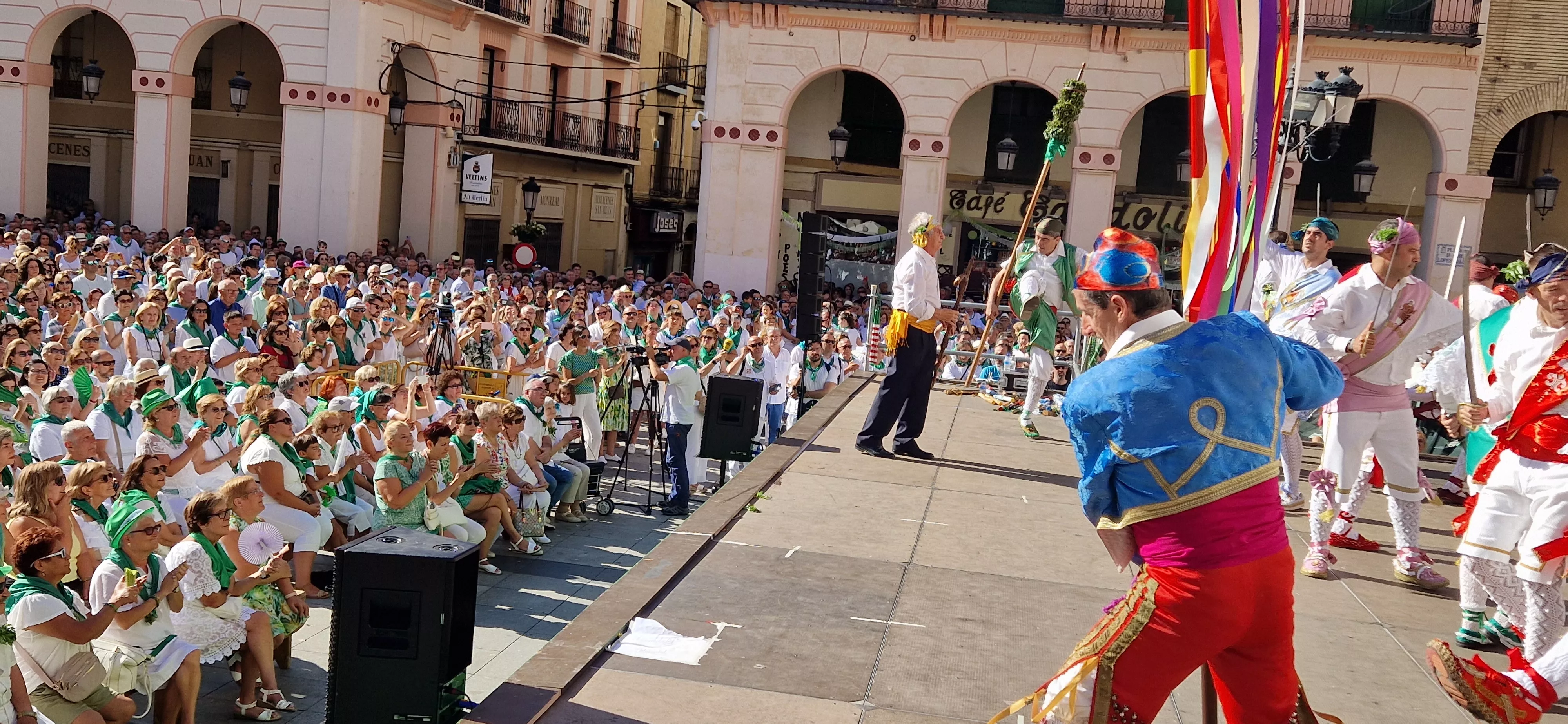 Los danzantes han actuado en la Fiesta del Comercio como es tradicional. Foto Myriam Martínez