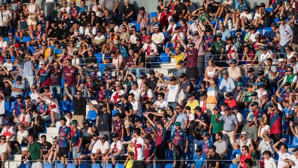 Afición en El Alcoraz en un partido de este año. Asiste atónita al espectáculo de la Oikos que acusa a Íñigo López y Lasaosa