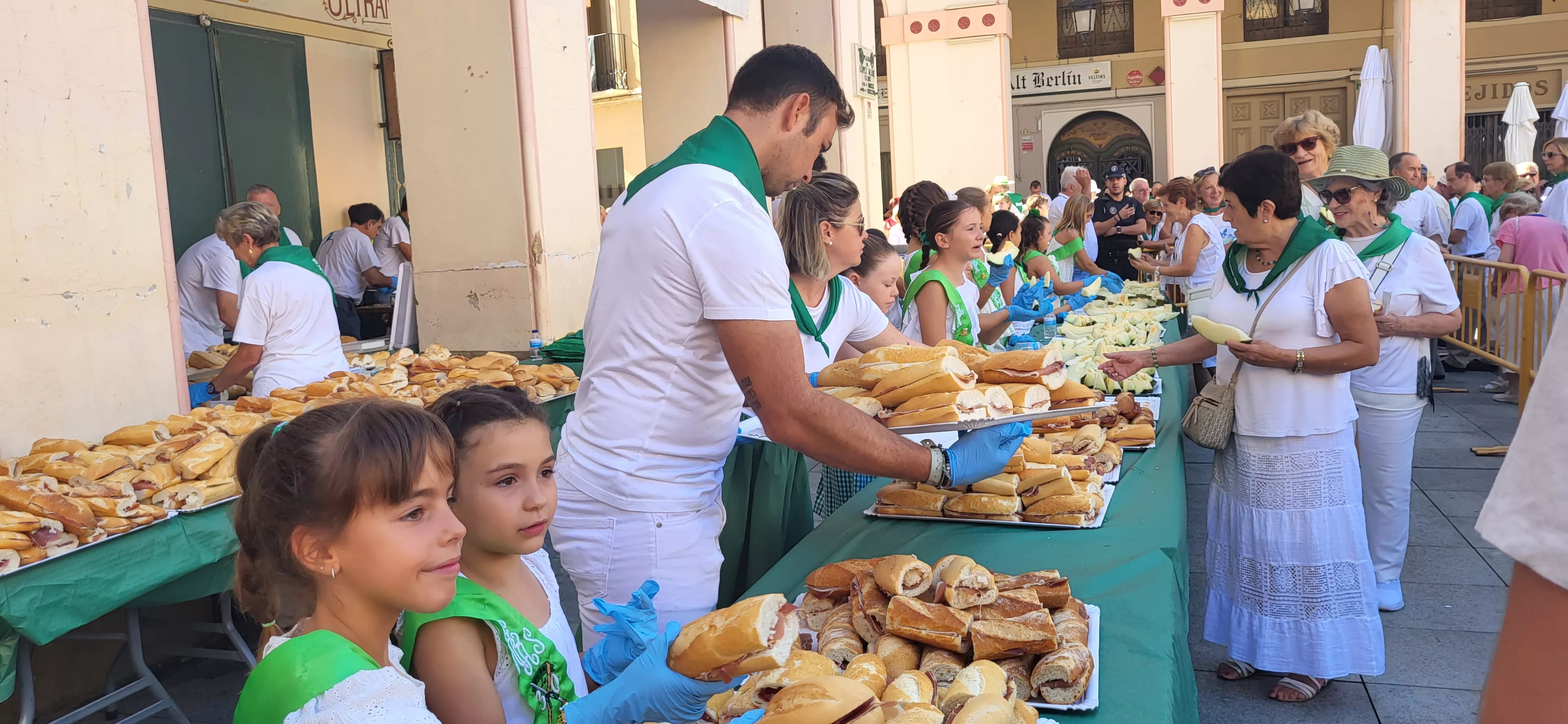 Reparto de melón y jamón en la Fiesta del Comercio de Huesca. Foto: Mercedes Manterola