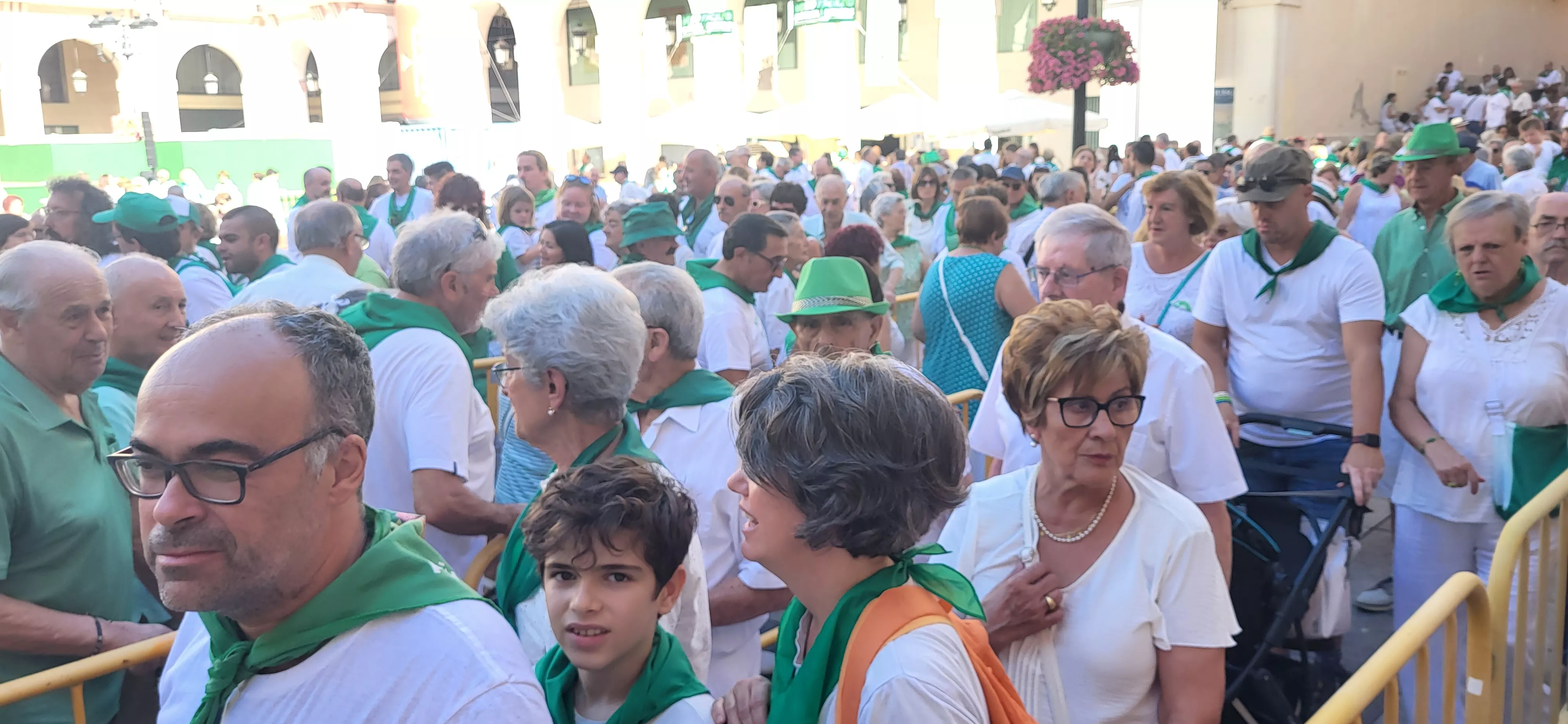 Reparto de melón y jamón en la Fiesta del Comercio de Huesca. Foto: Mercedes Manterola
