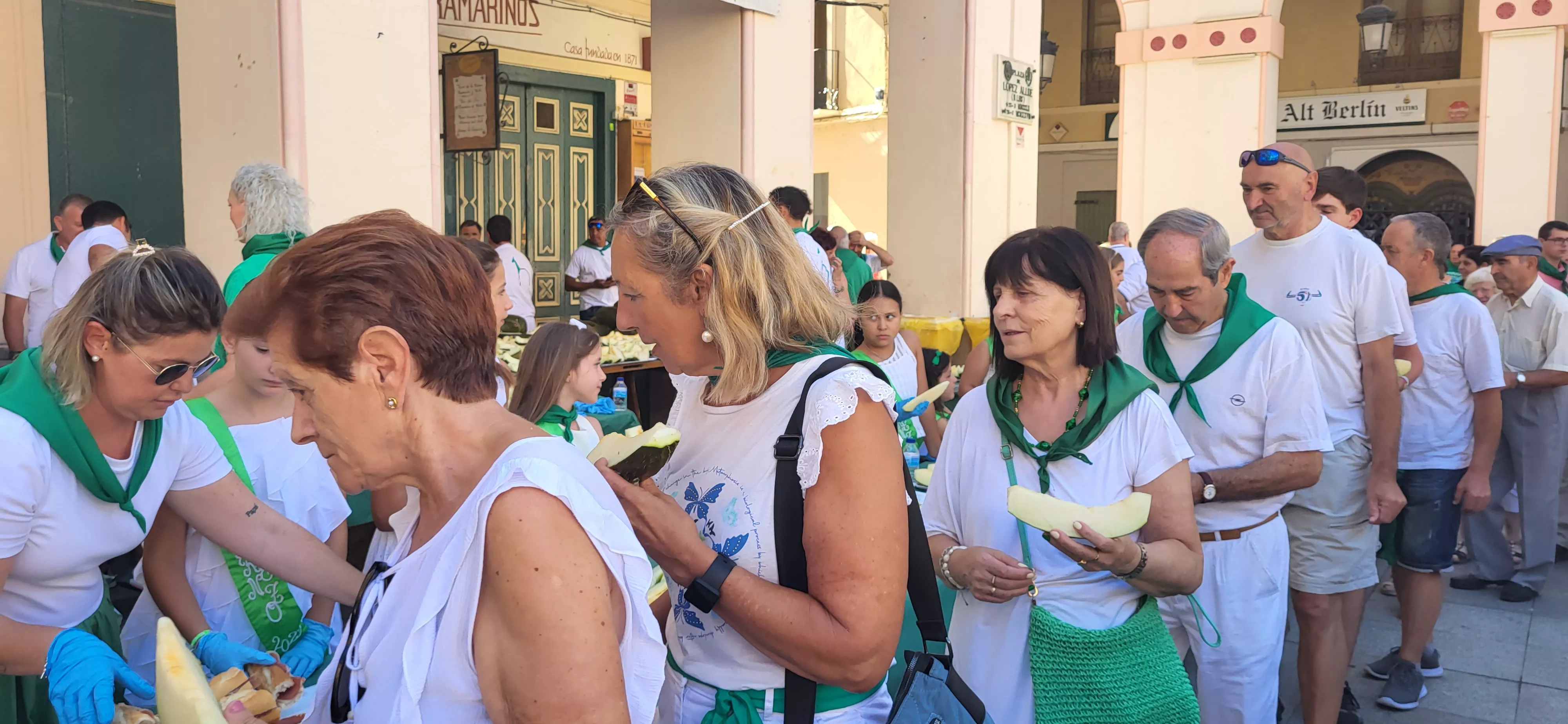Reparto de melón y jamón en la Fiesta del Comercio de Huesca. Foto: Mercedes Manterola