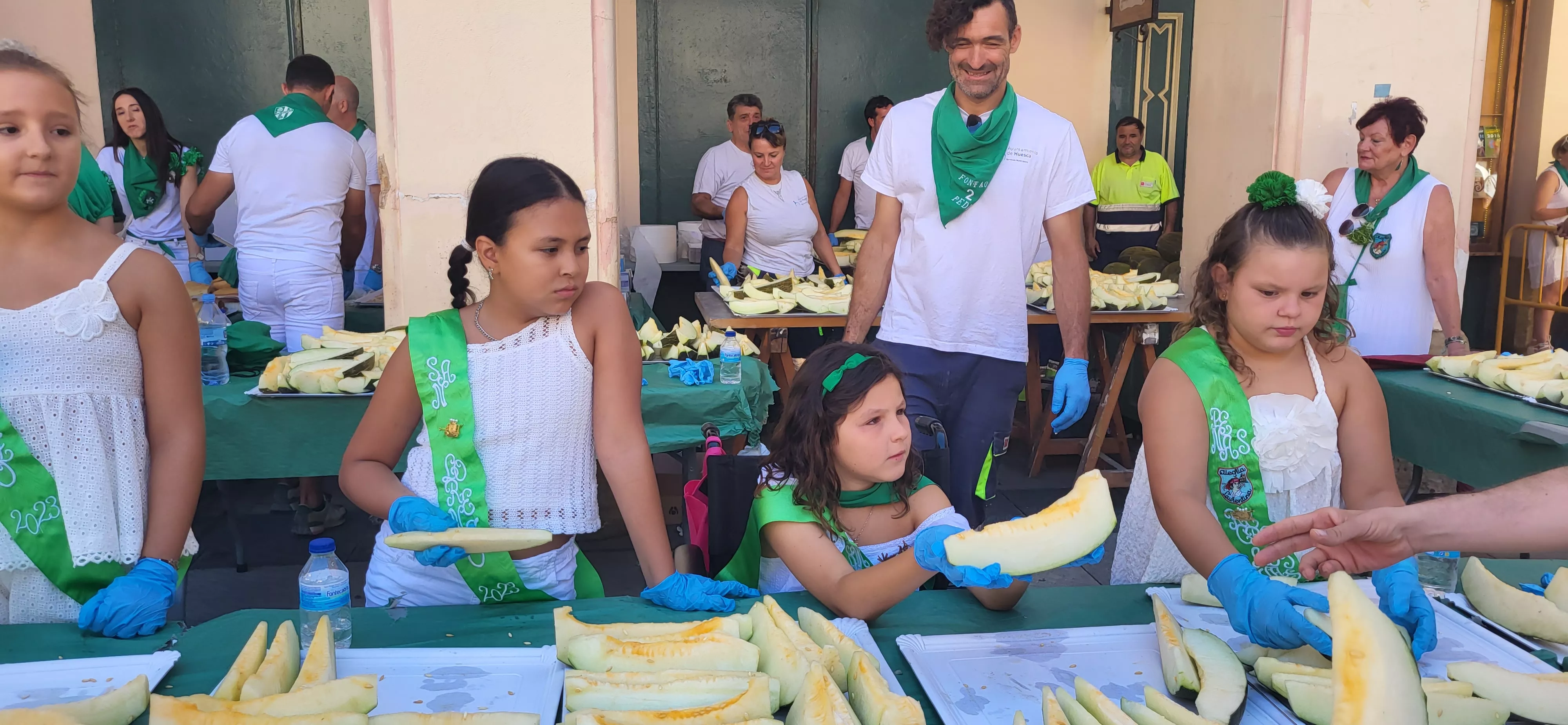 Reparto de melón y jamón en la Fiesta del Comercio de Huesca. Foto: Mercedes Manterola