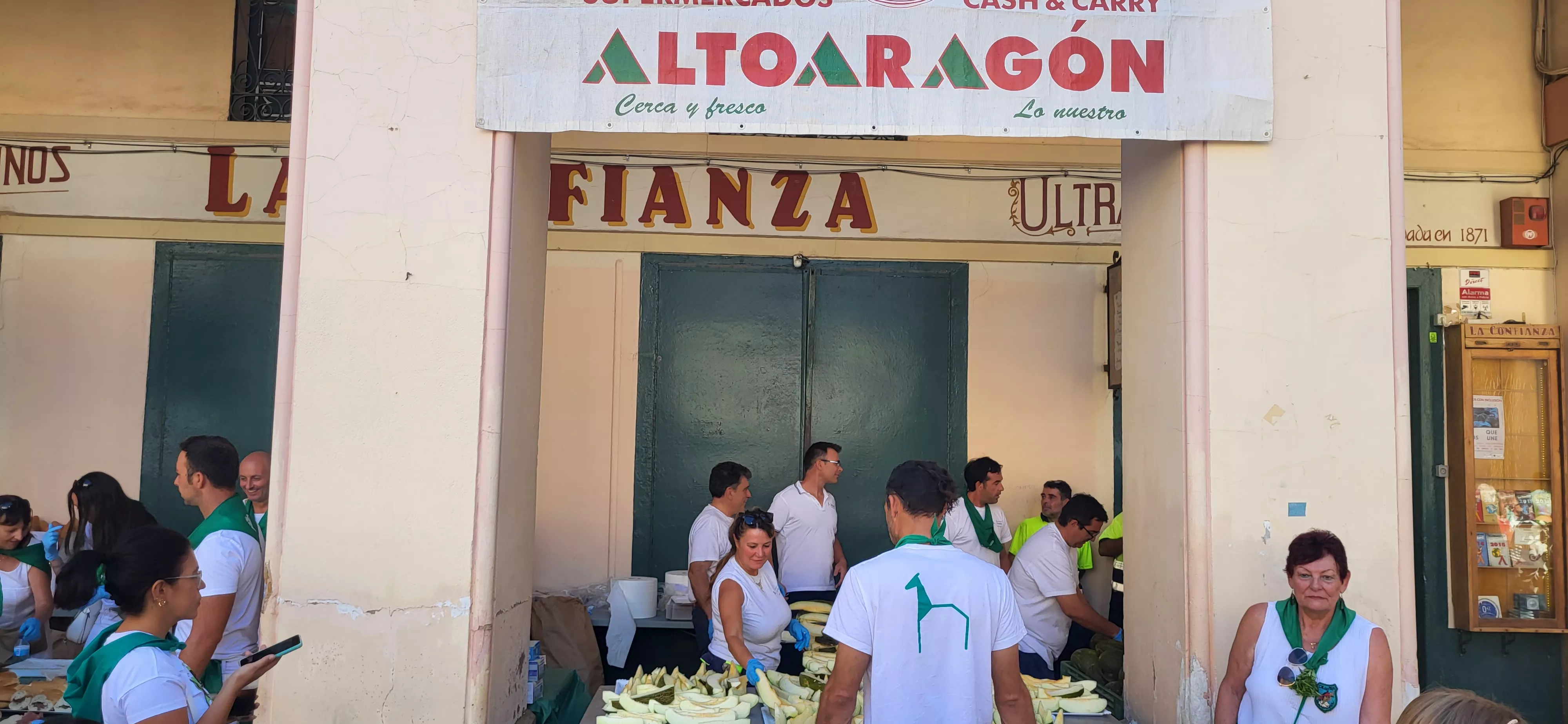 Reparto de melón y jamón en la Fiesta del Comercio de Huesca. Foto: Mercedes Manterola