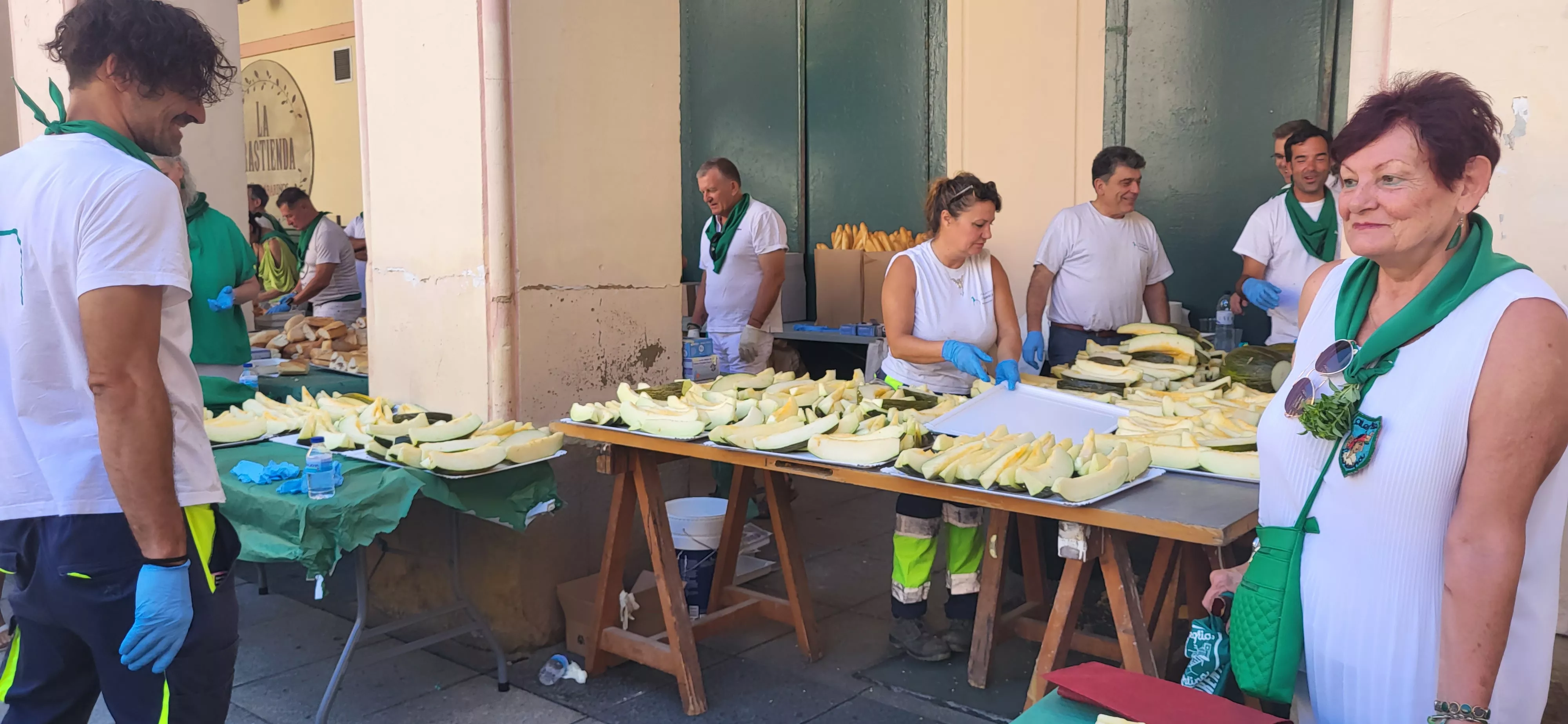 Reparto de melón y jamón en la Fiesta del Comercio de Huesca. Foto: Mercedes Manterola