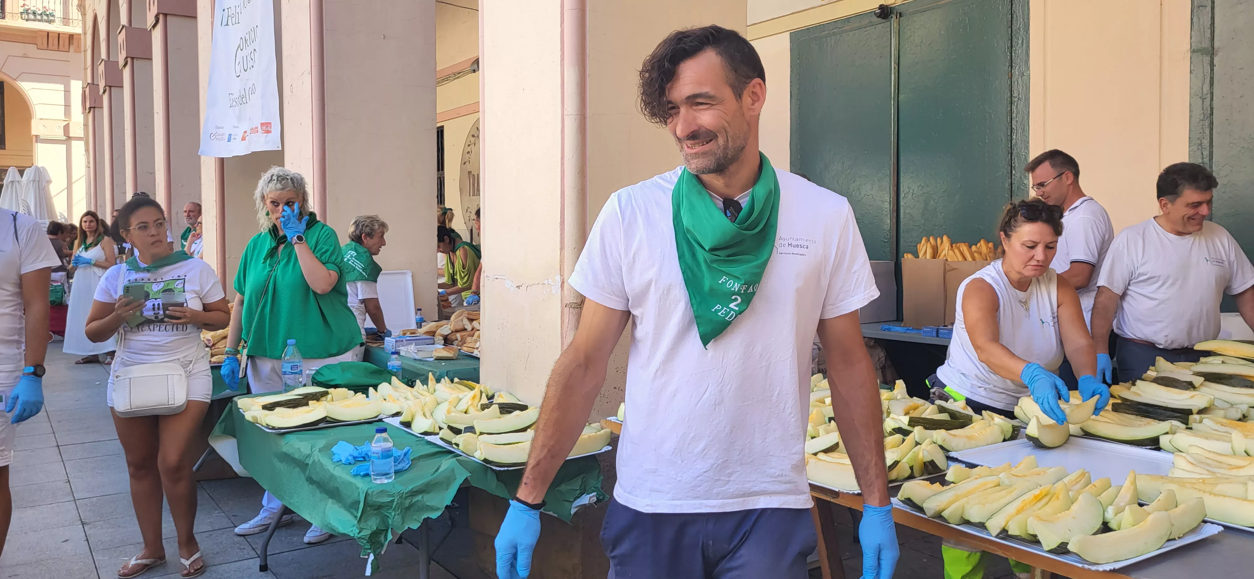 Reparto de melón y jamón en la Fiesta del Comercio de Huesca. Foto: Mercedes Manterola