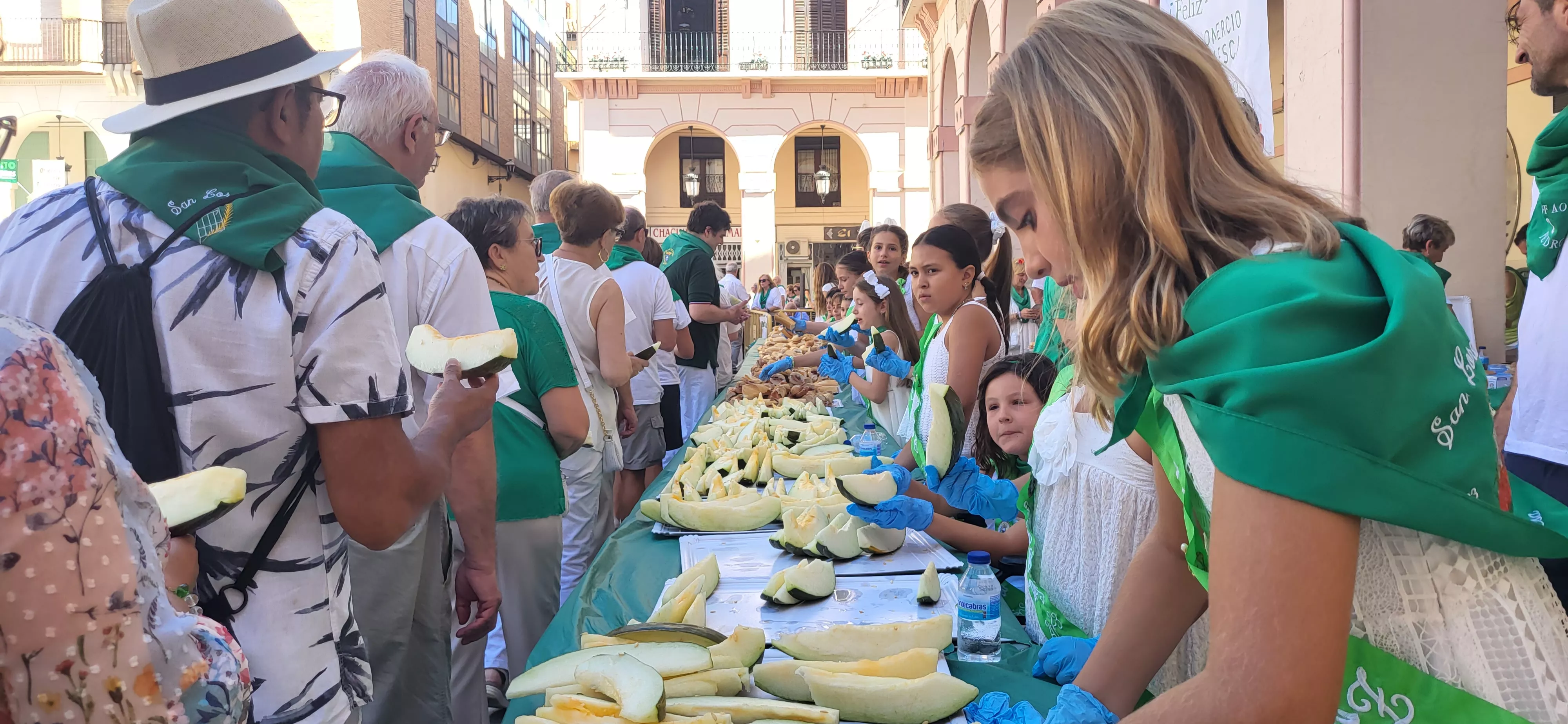 Reparto de melón y jamón en la Fiesta del Comercio de Huesca. Foto: Mercedes Manterola