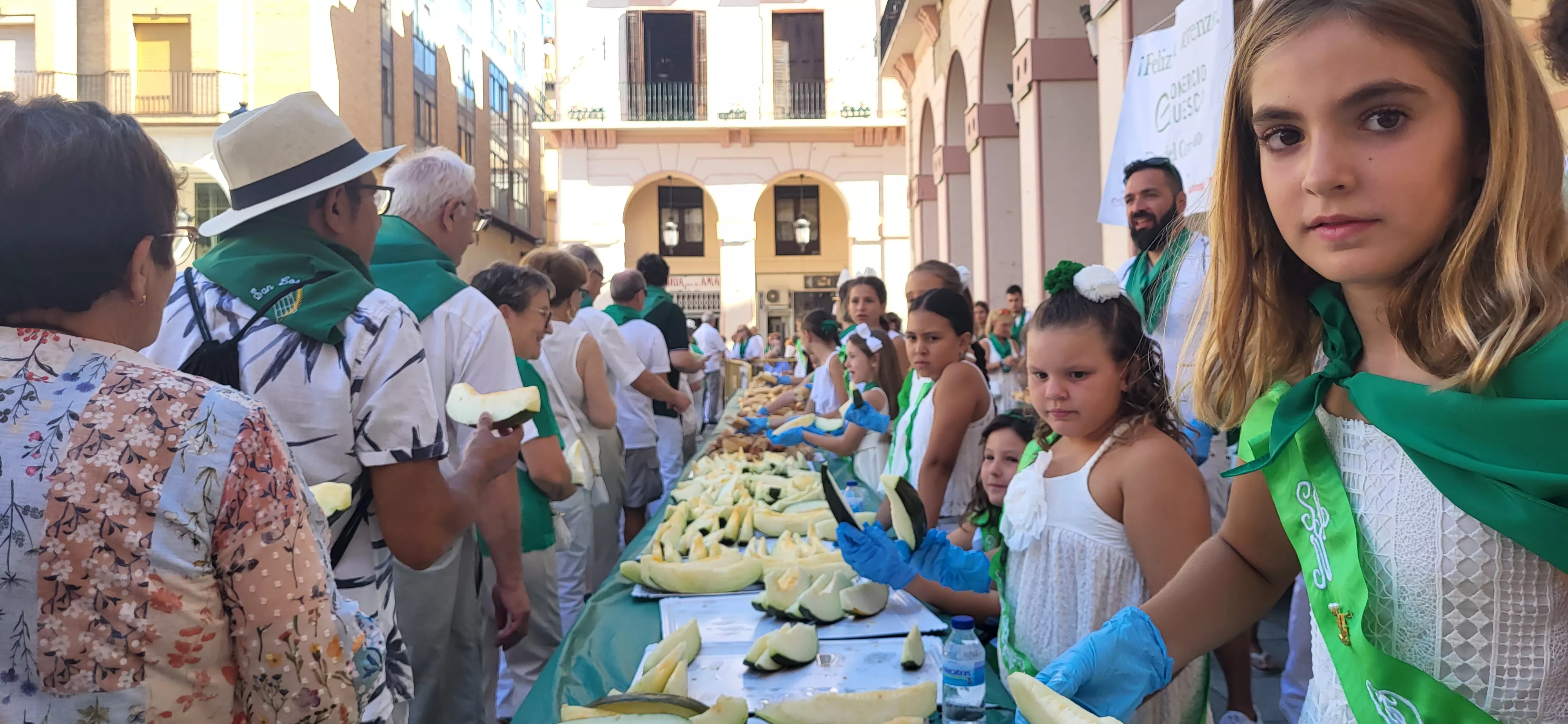 Reparto de melón y jamón en la Fiesta del Comercio de Huesca. Foto: Mercedes Manterola