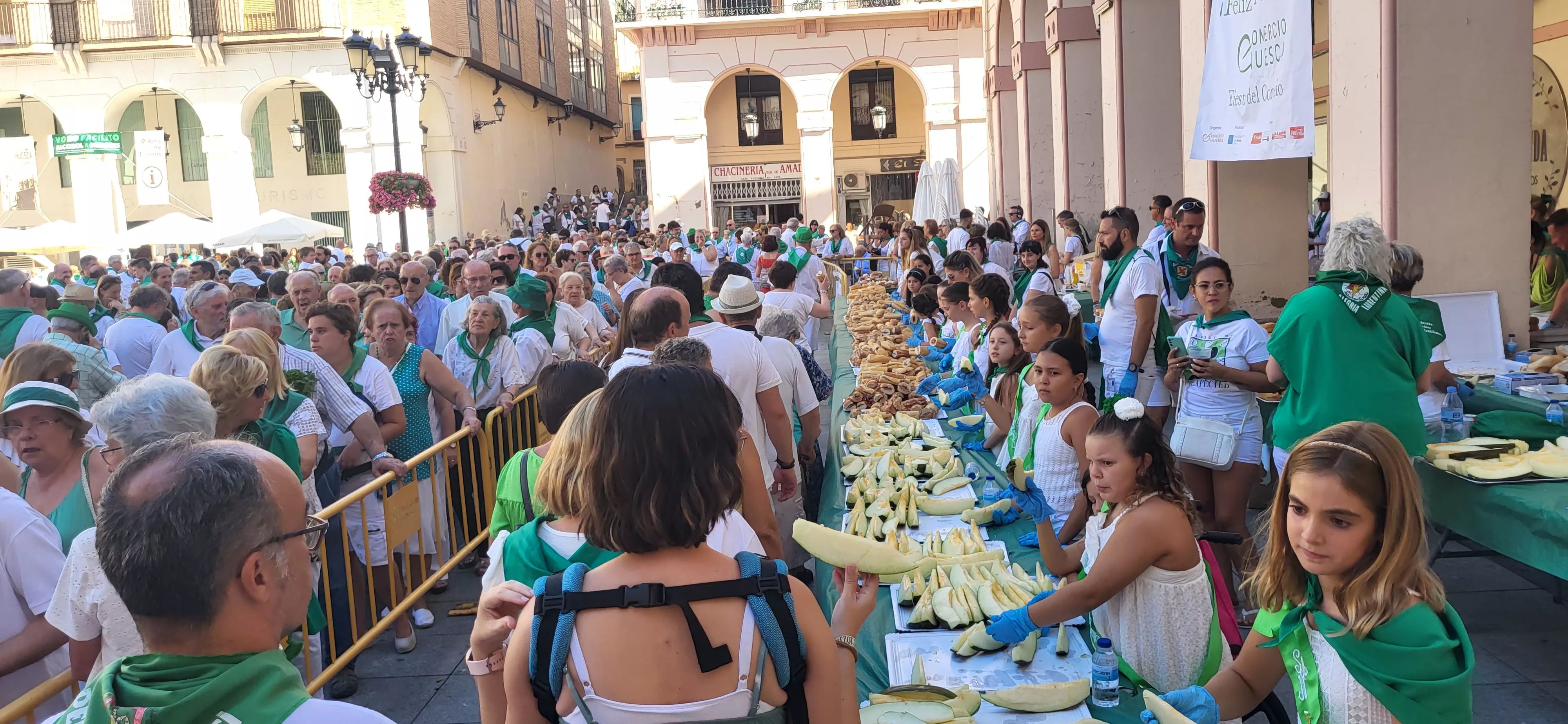 Reparto de melón y jamón en la Fiesta del Comercio de Huesca. Foto: Mercedes Manterola