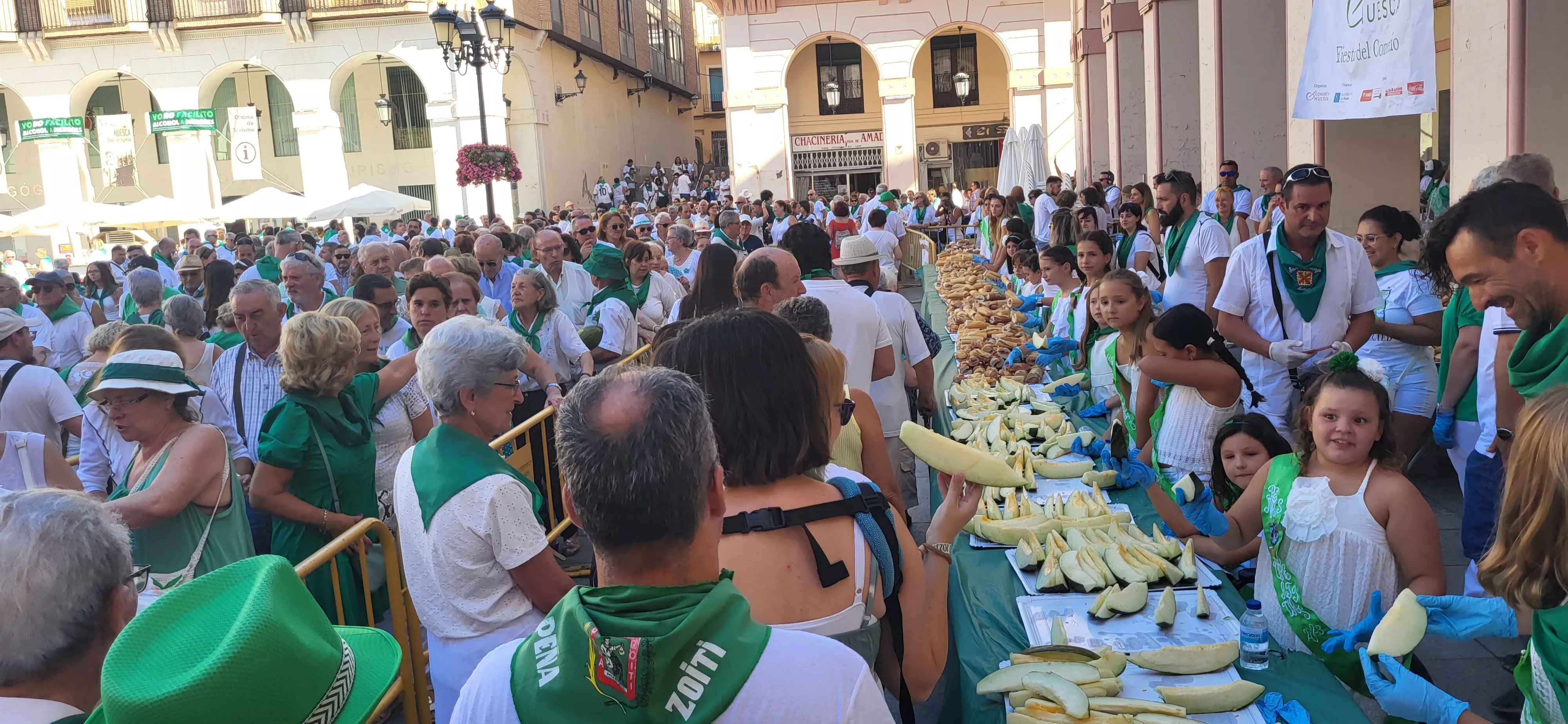 Reparto de melón y jamón en la Fiesta del Comercio de Huesca. Foto: Mercedes Manterola