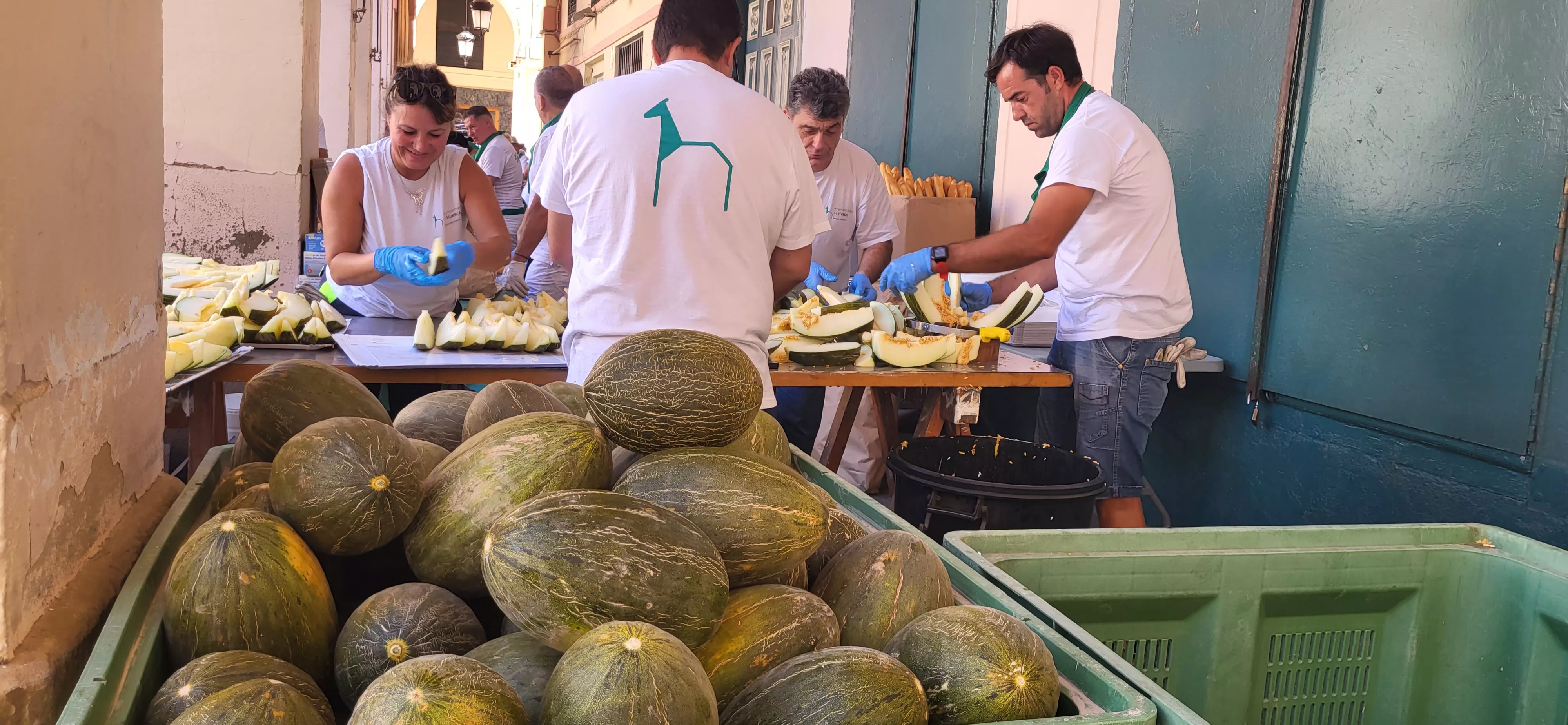 Reparto de melón y jamón en la Fiesta del Comercio de Huesca. Foto: Mercedes Manterola