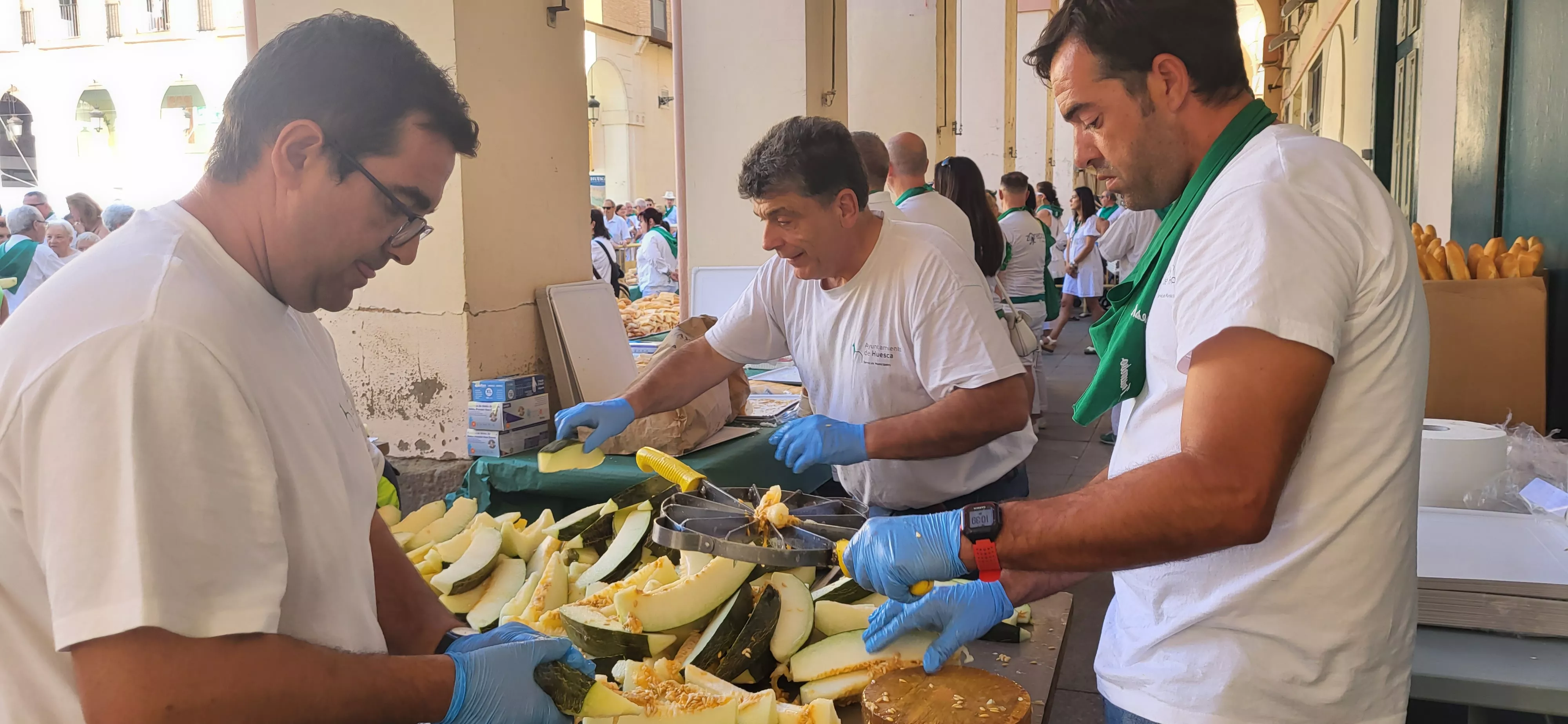 Reparto de melón y jamón en la Fiesta del Comercio de Huesca. Foto: Mercedes Manterola
