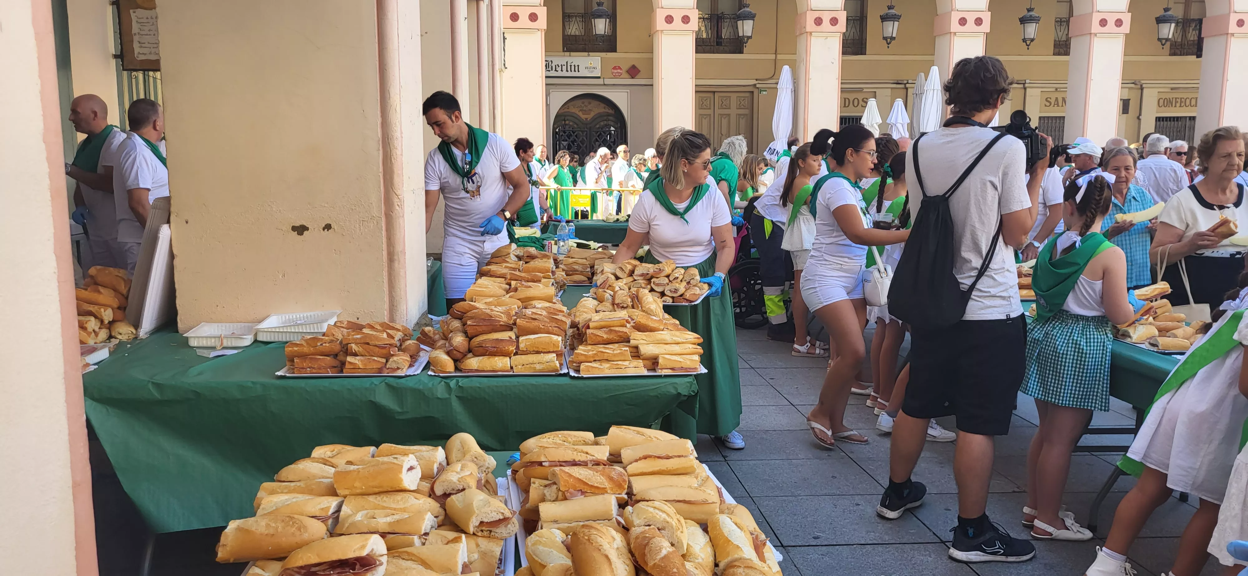 Reparto de melón y jamón en la Fiesta del Comercio de Huesca. Foto: Mercedes Manterola