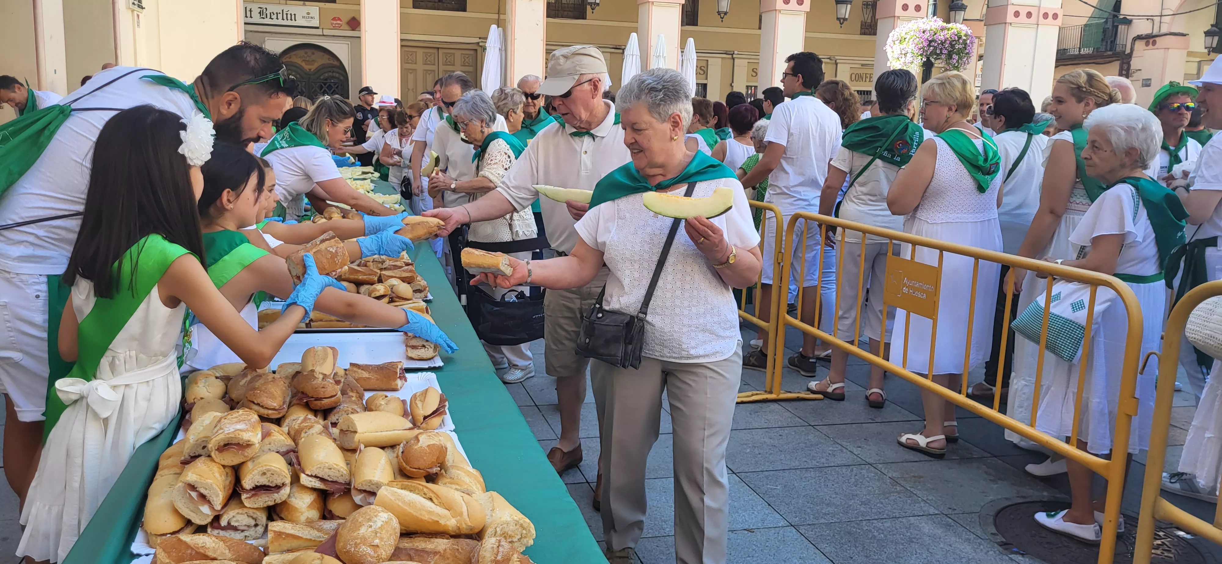 Reparto de melón y jamón en la Fiesta del Comercio de Huesca. Foto: Mercedes Manterola
