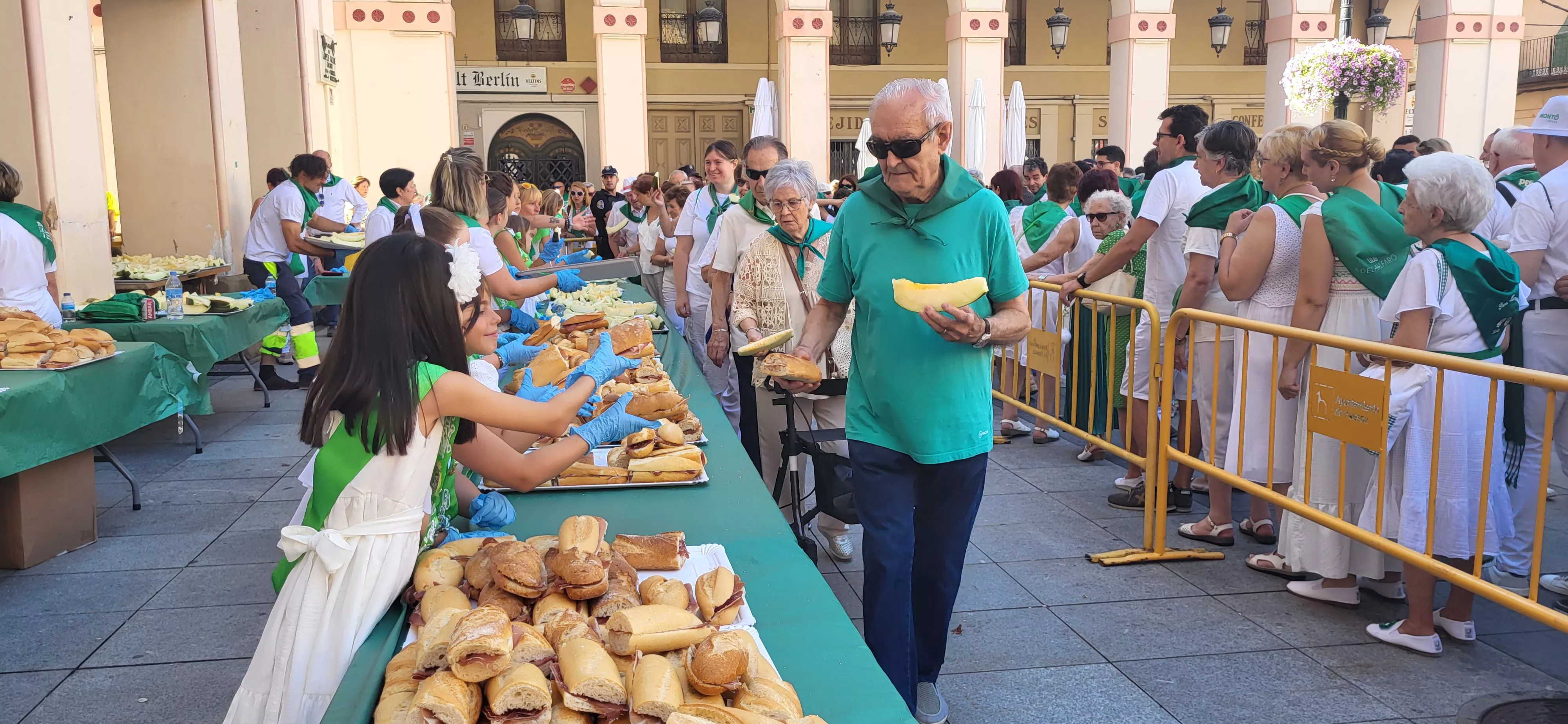 Reparto de melón y jamón en la Fiesta del Comercio de Huesca. Foto: Mercedes Manterola