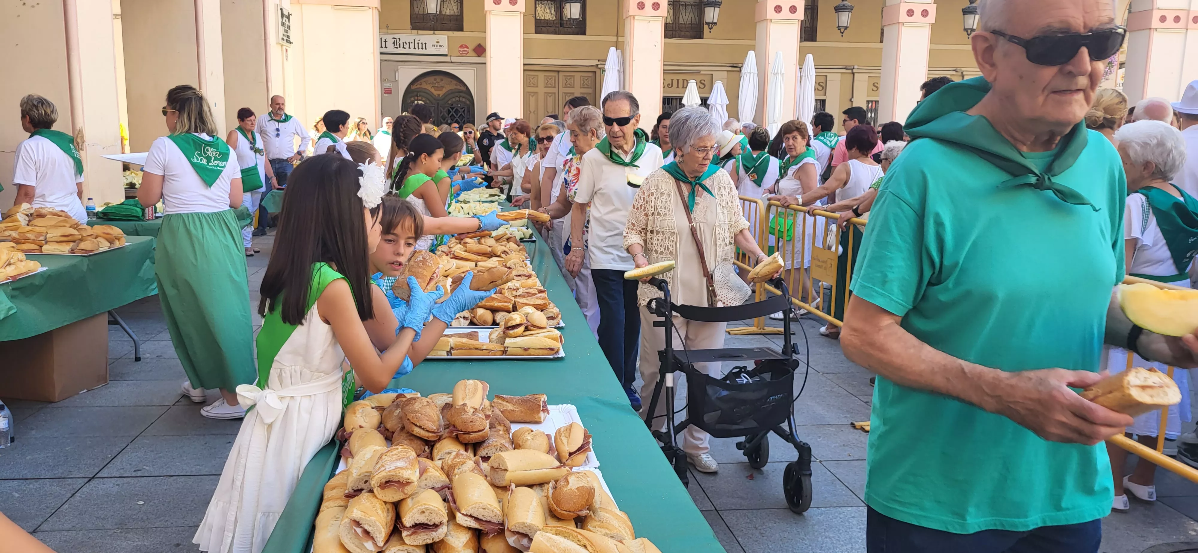 Reparto de melón y jamón en la Fiesta del Comercio de Huesca. Foto: Mercedes Manterola