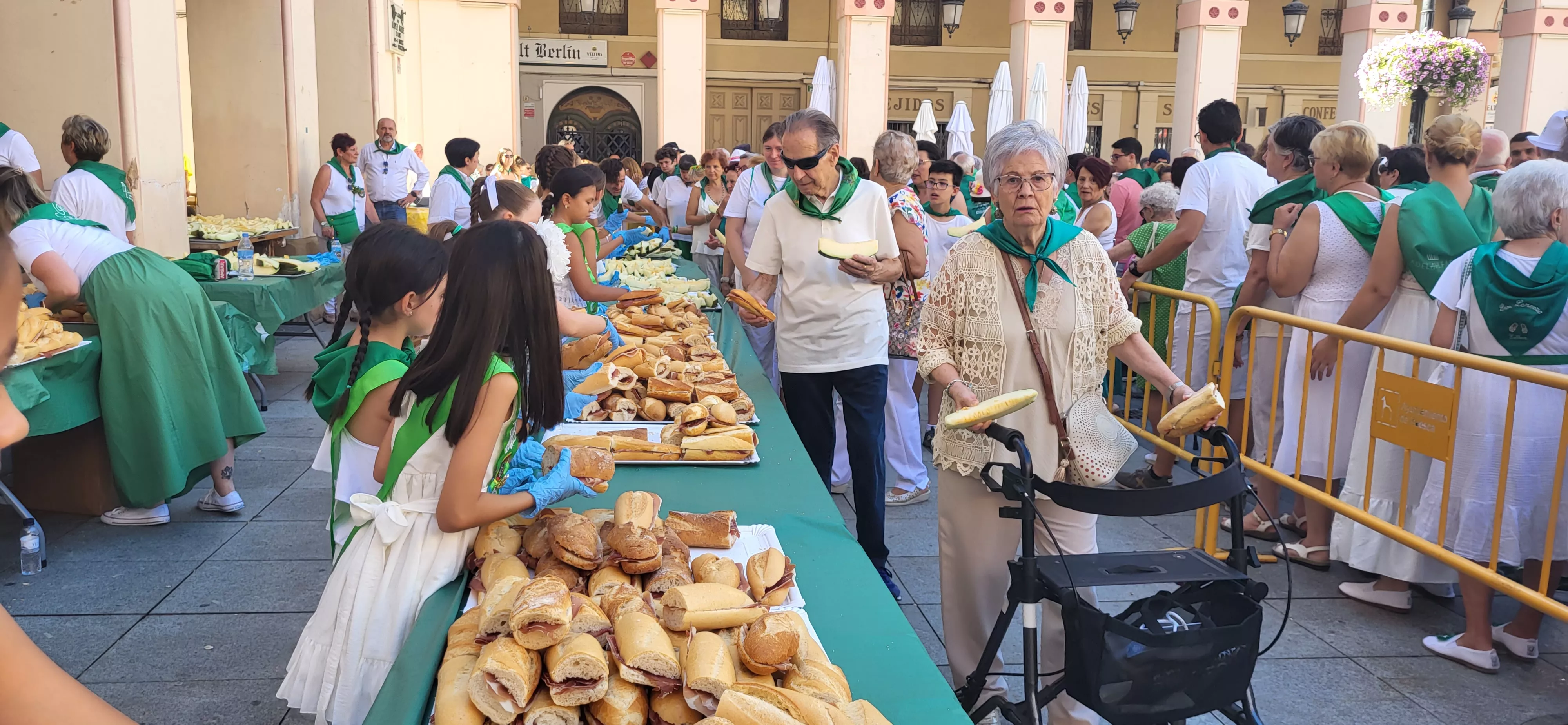 Reparto de melón y jamón en la Fiesta del Comercio de Huesca. Foto: Mercedes Manterola