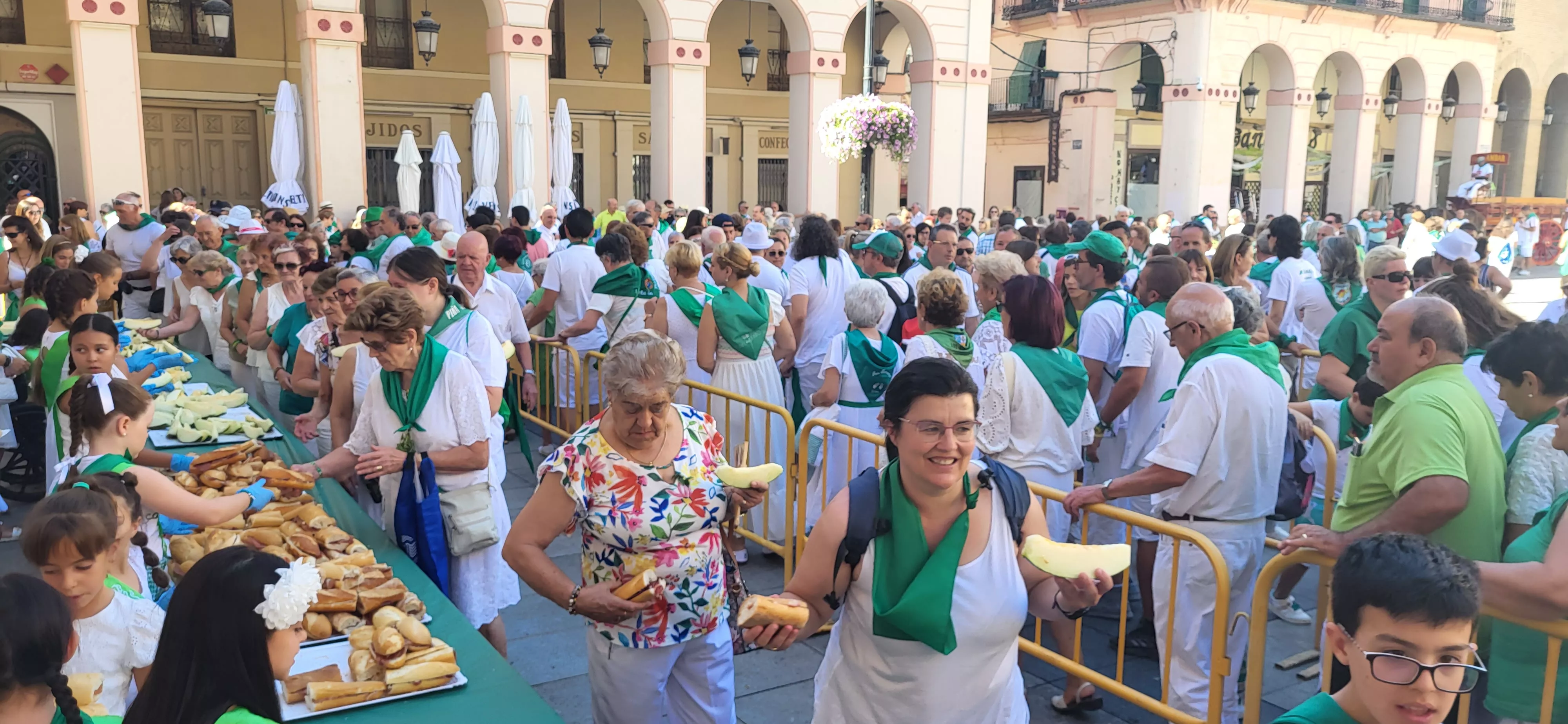 Reparto de melón y jamón en la Fiesta del Comercio de Huesca. Foto: Mercedes Manterola