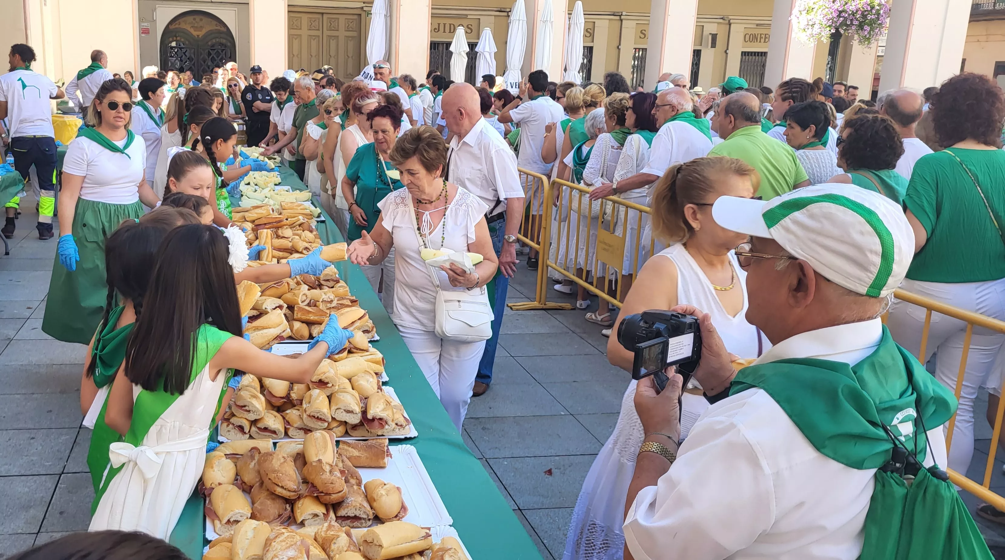 Reparto de melón y jamón en la Fiesta del Comercio de Huesca. Foto: Mercedes Manterola