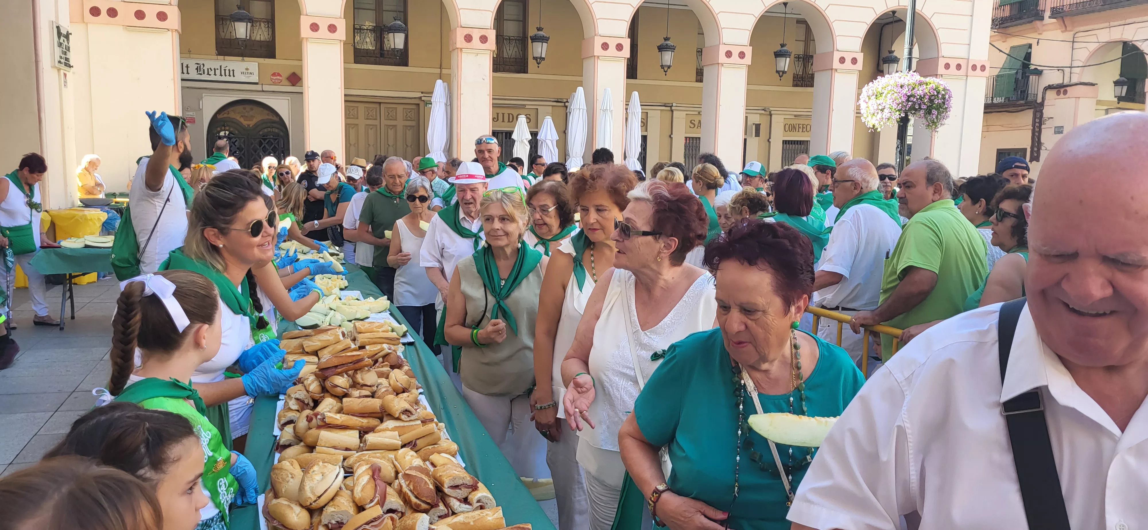 Reparto de melón y jamón en la Fiesta del Comercio de Huesca. Foto: Mercedes Manterola