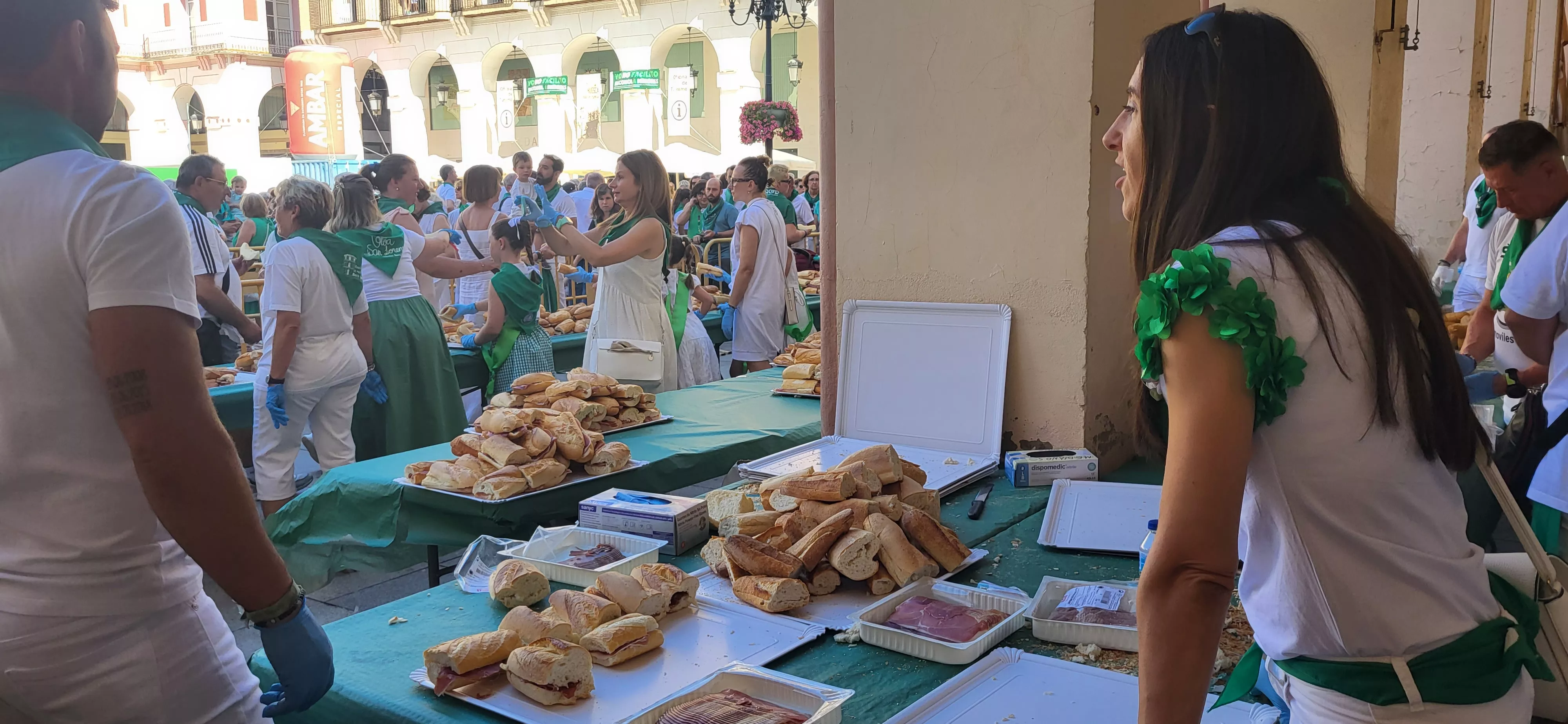 Reparto de melón y jamón en la Fiesta del Comercio de Huesca. Foto: Mercedes Manterola